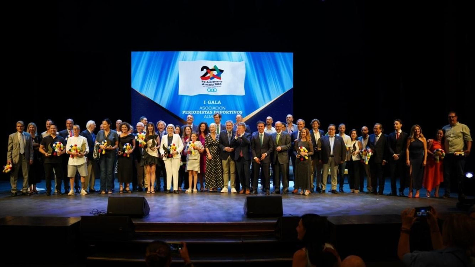 Foto de familia tras la finalización de la gala organizada por la Asociación de Periodistas Deportivos de Almería.