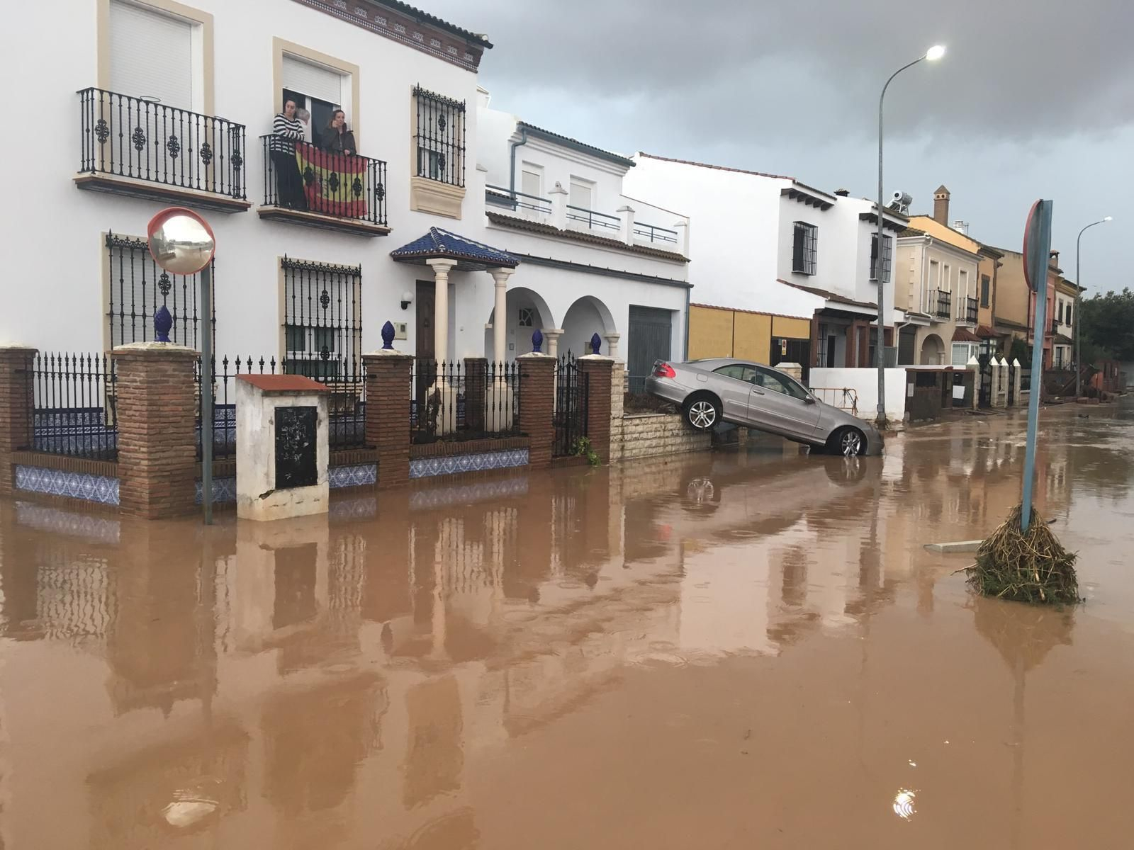 Un vehículo empotrado contra una vivienda de Campillos