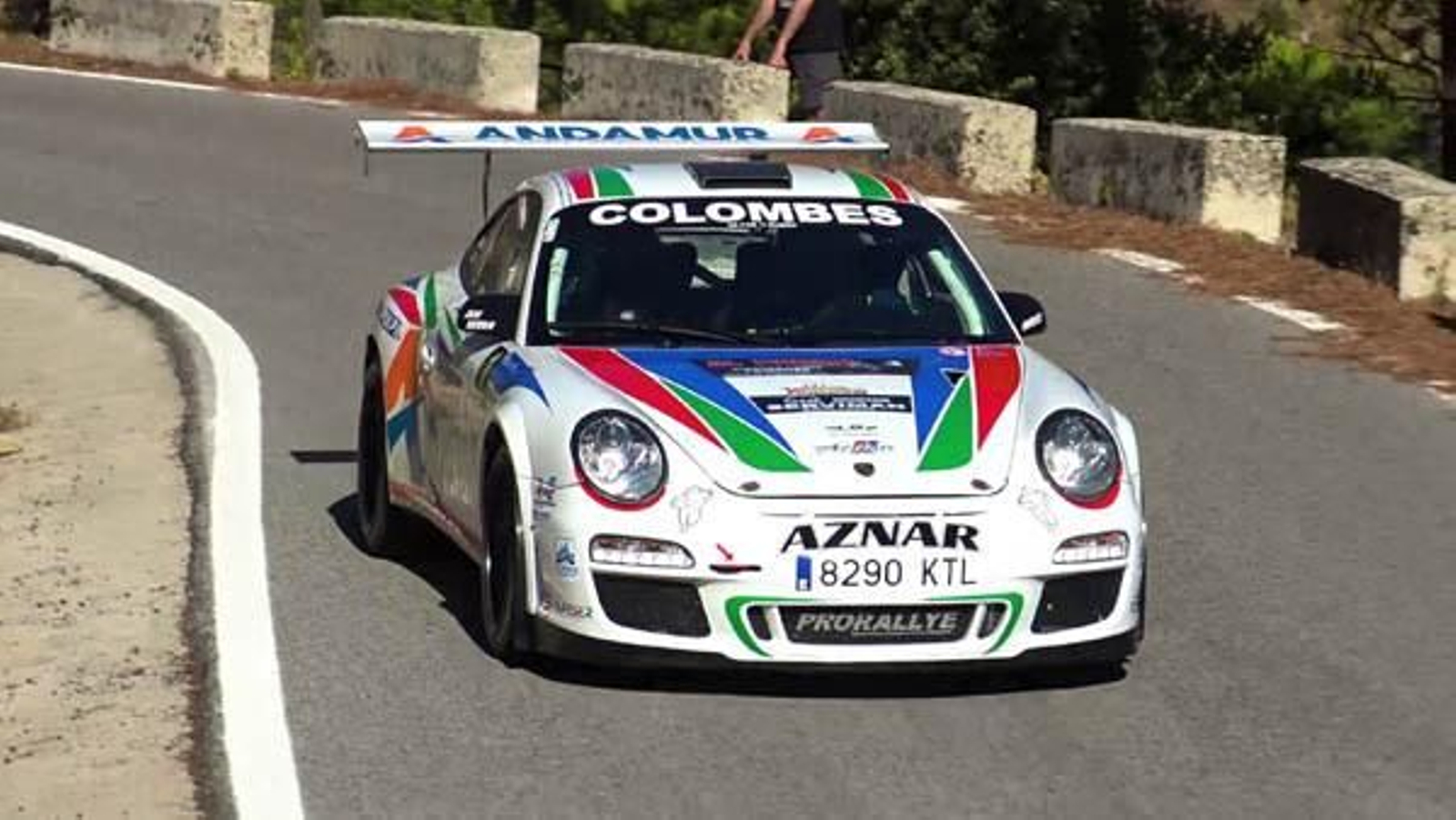 Aznar al volante de su Porsche