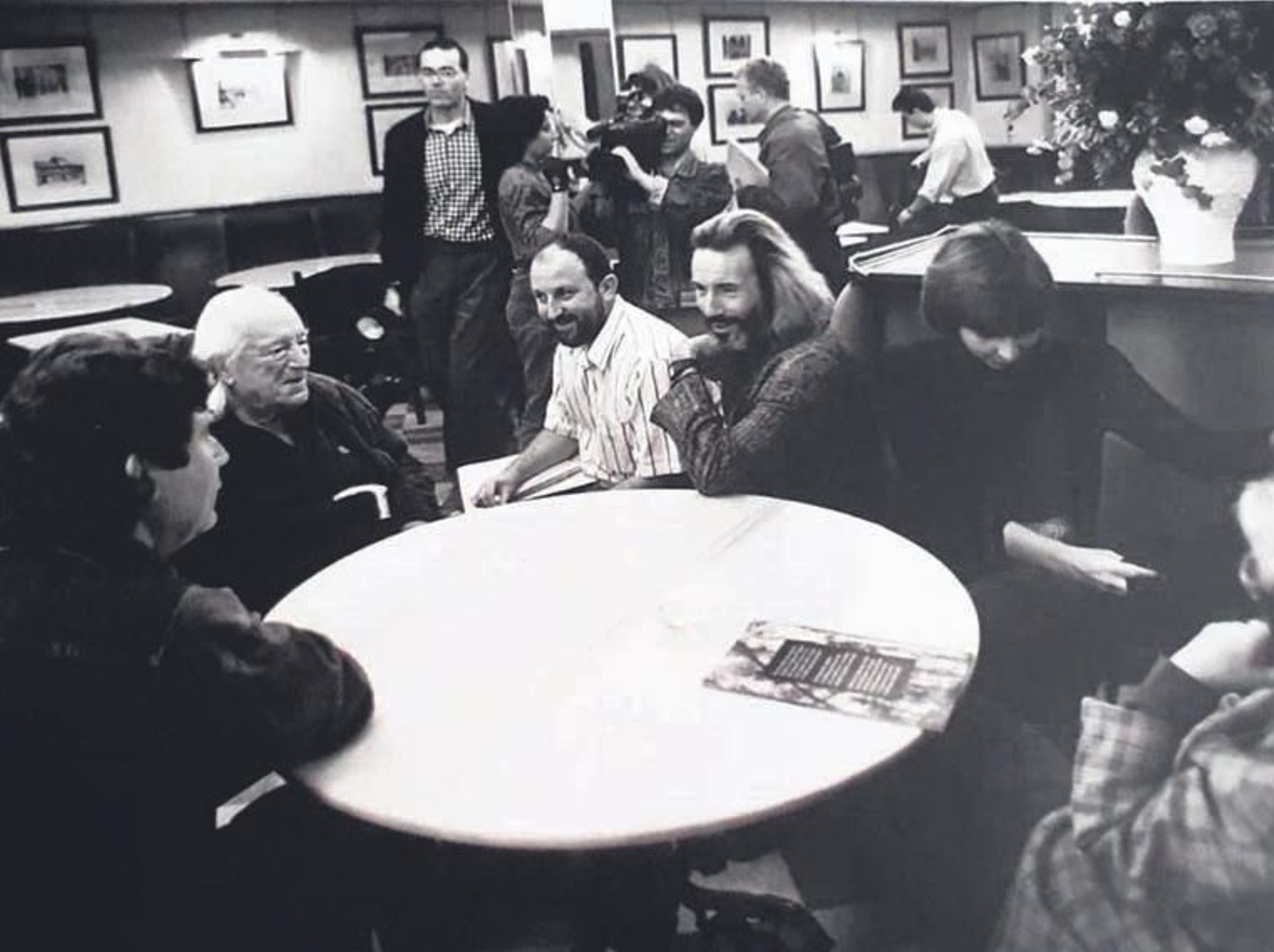 De izquierda a derecha, Jesús Quintero, Rafael Alberti, yo mismo, José Luis Pellicena y María Asunción Mateo (viuda de Alberti), en el café Placentines.