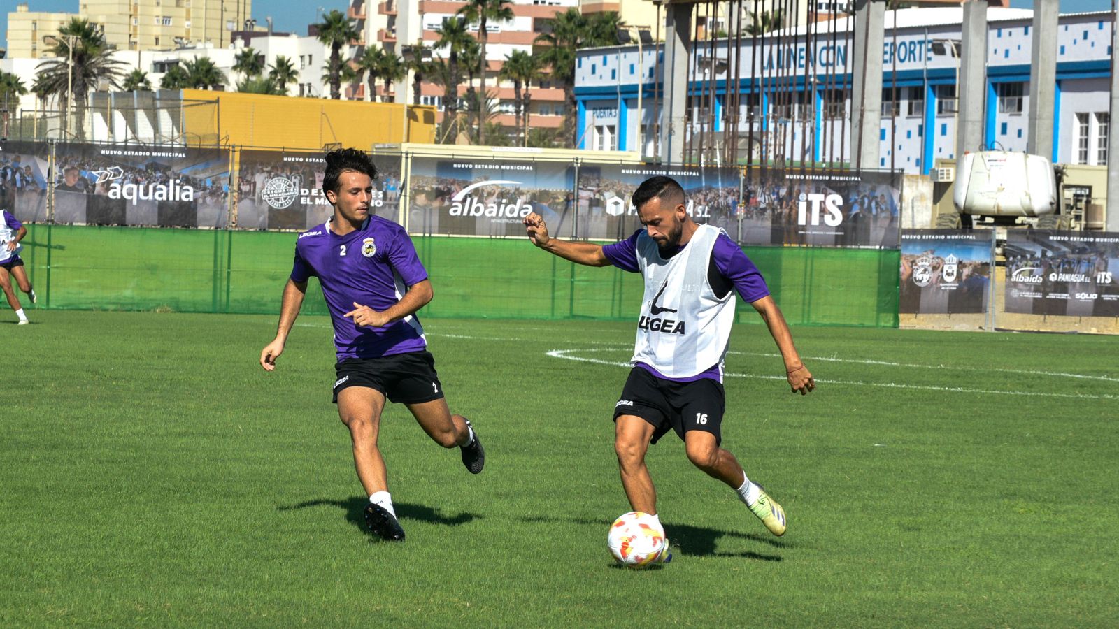 Entrenamiento de la Balona en el estadio Municipal de La Línea