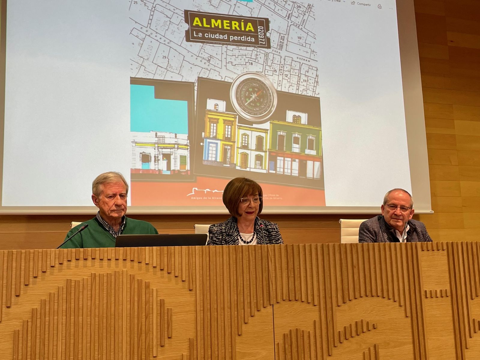 Juan Díaz Pérez, María Teresa Pérez y Luis Cano durante la presentación del libro.