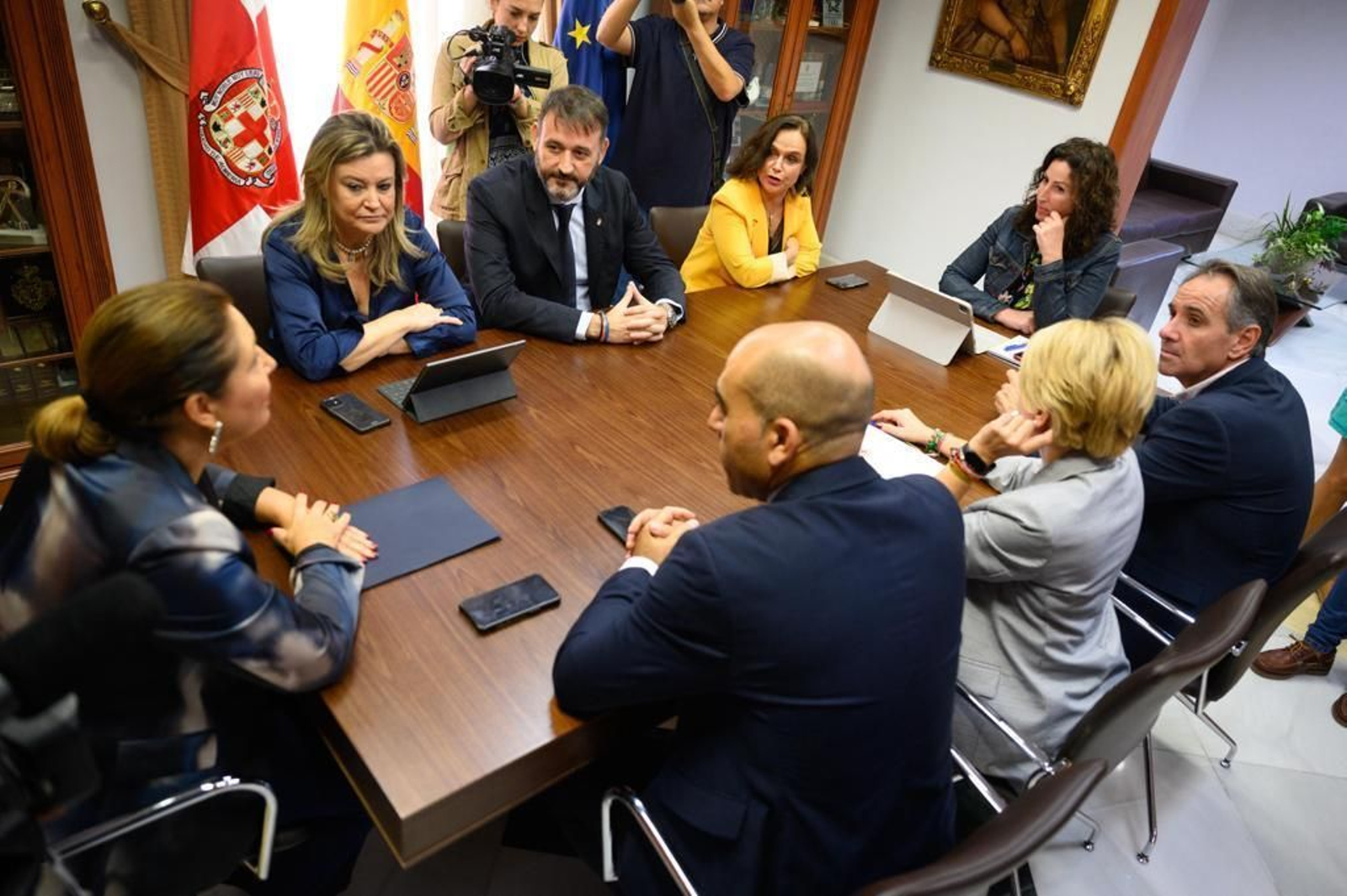La consejera y la Alcaldesa durante el desarrollo de la reunión.