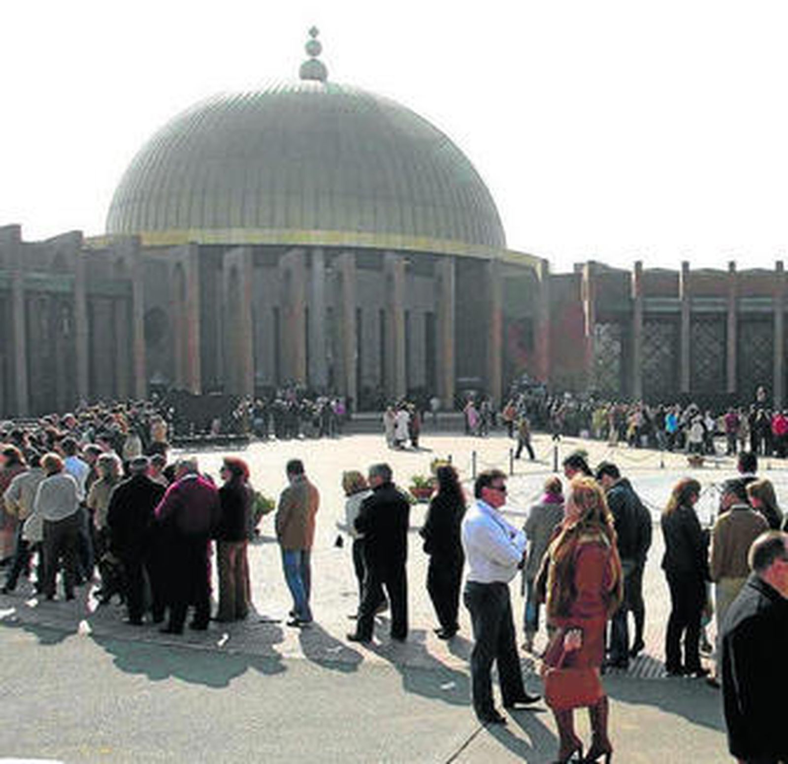 Colas de gente esperando para visitar el Palacio de Congresos.