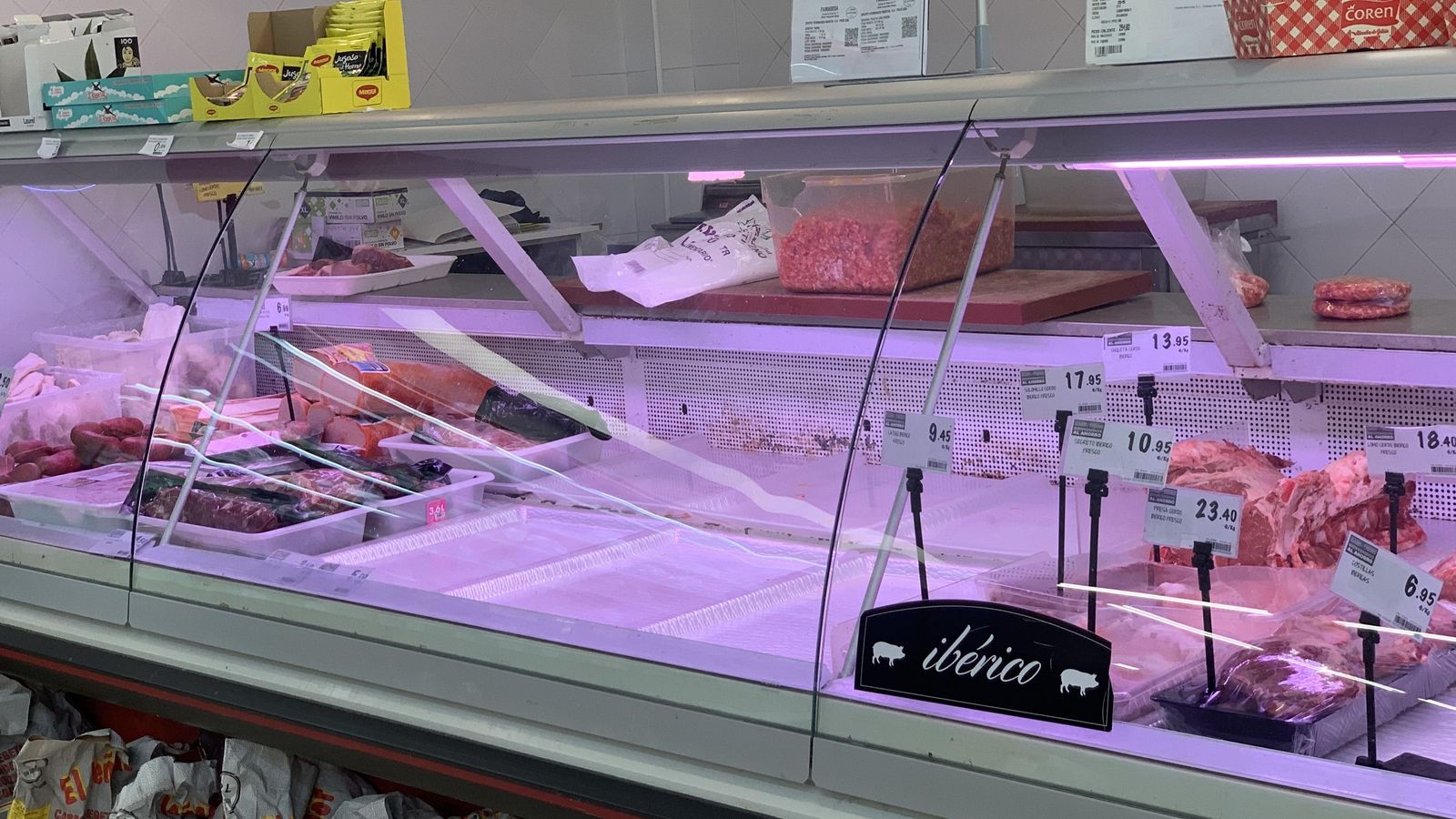 Vitrinas de la carnicería de un establecimiento en Málaga de la cadena Cash Fresh.