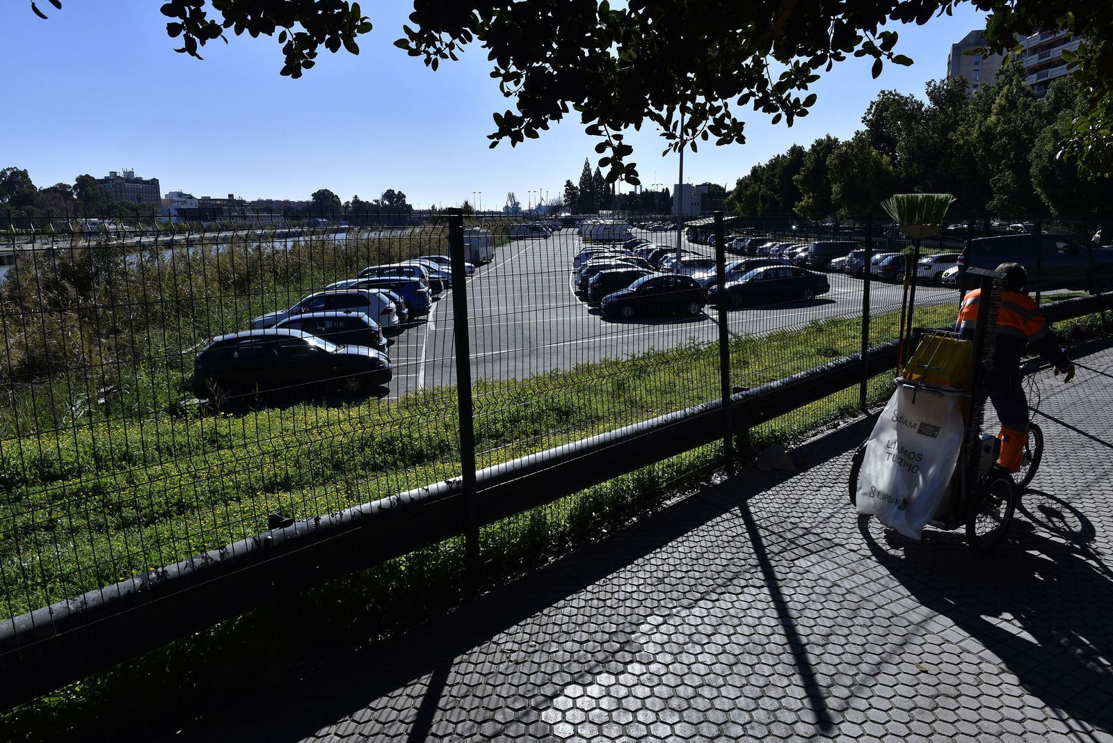 Este terreno de Los Remedios junto al Mercantil dejará de acoger coches en superficie.