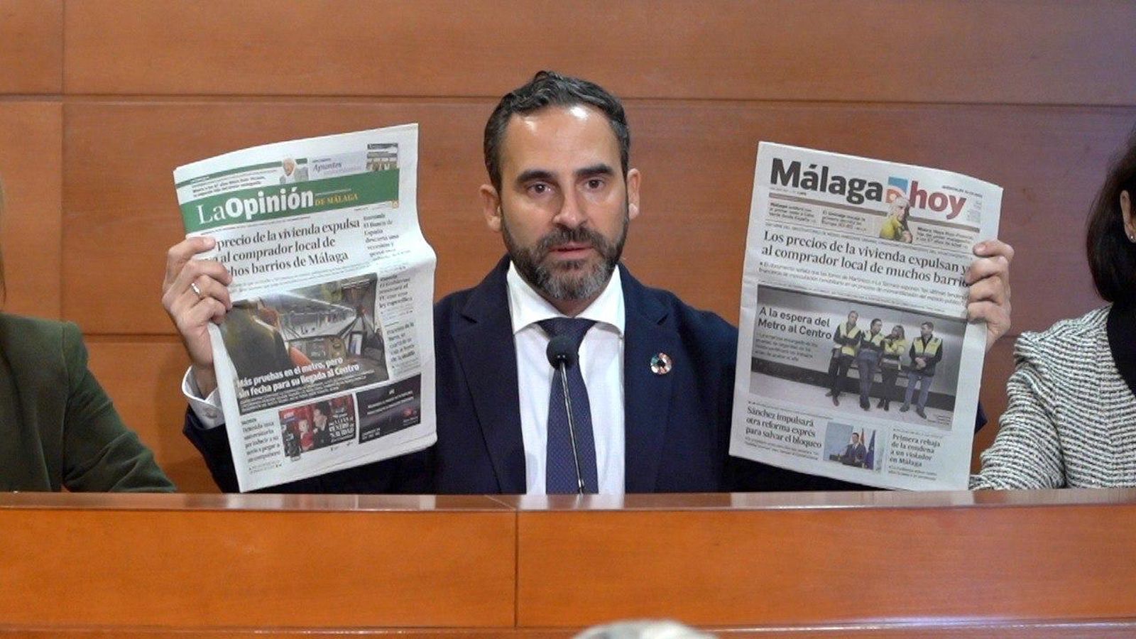 Dani Pérez, portavoz socialista, sostiene las portadas de la prensa del día en las que se hace referencia a la subida de los precios.