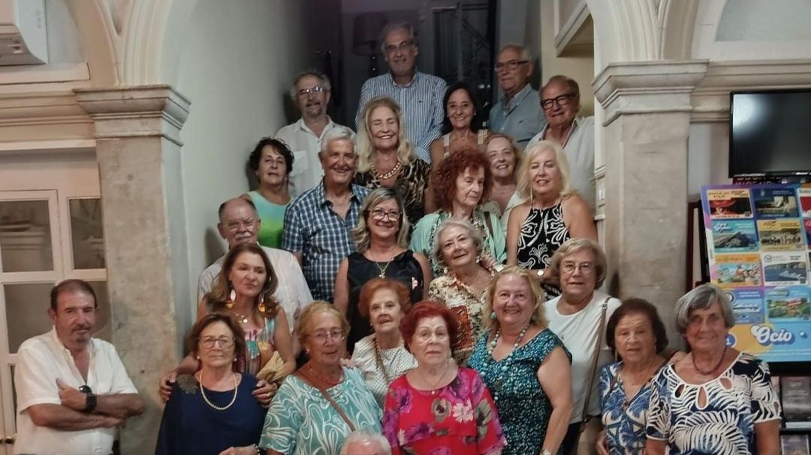 El hotel Las Cortes de Cádiz ha sido el escenario elegido para la celebración de la cena estival de la Caballa del Ateneo de Cádiz. Un año más, esta antigua tradición del Ateneo reunió a un gran grupo de miembros. Los presentes pudieron disfrutar de una cena que se prolongó con una sobremesa donde intercambiaron proyectos e ideas para el nuevo curso. Entre los presentes se encontraban Tere Sánchez, Pepa Díaz, José Almenara, José María Esteban, Montse Riba, Olimpia Martín Fondevila, Antonio Gómez de Barreda y Paquita Lobato.