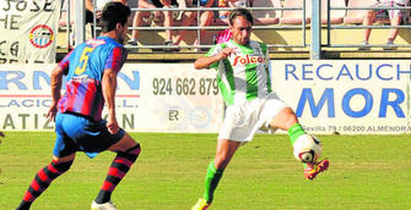 Óscar Silva intenta regatear a un rival en el encuentro jugado en el Francisco de la Hera.