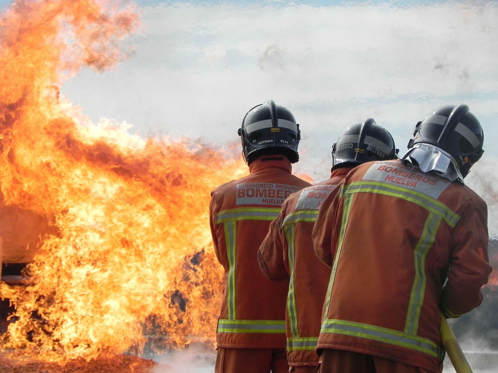 Efectivos del Consorcio Provincial de Bomberos combatiendo un incendio.