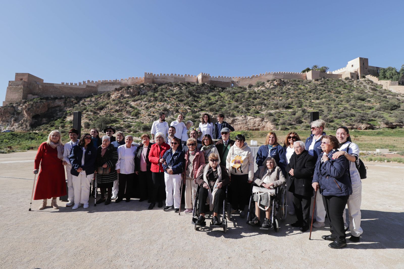 María del Mar Vázquez con un grupo de usuarios del Servicio de Ayuda a Domicilio que participan en el recetario.