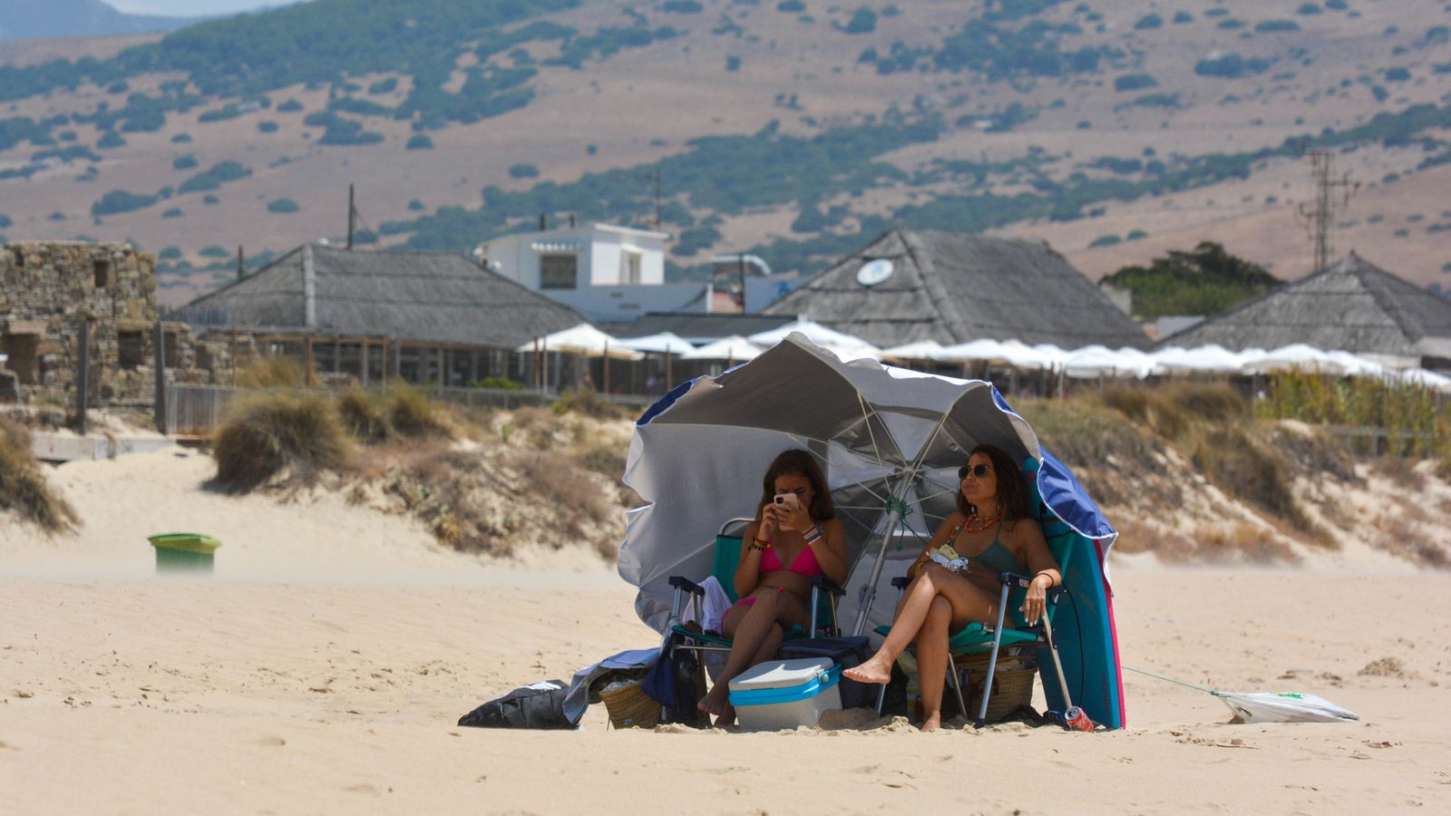 Día de sol y viento en la playa de Bolonia