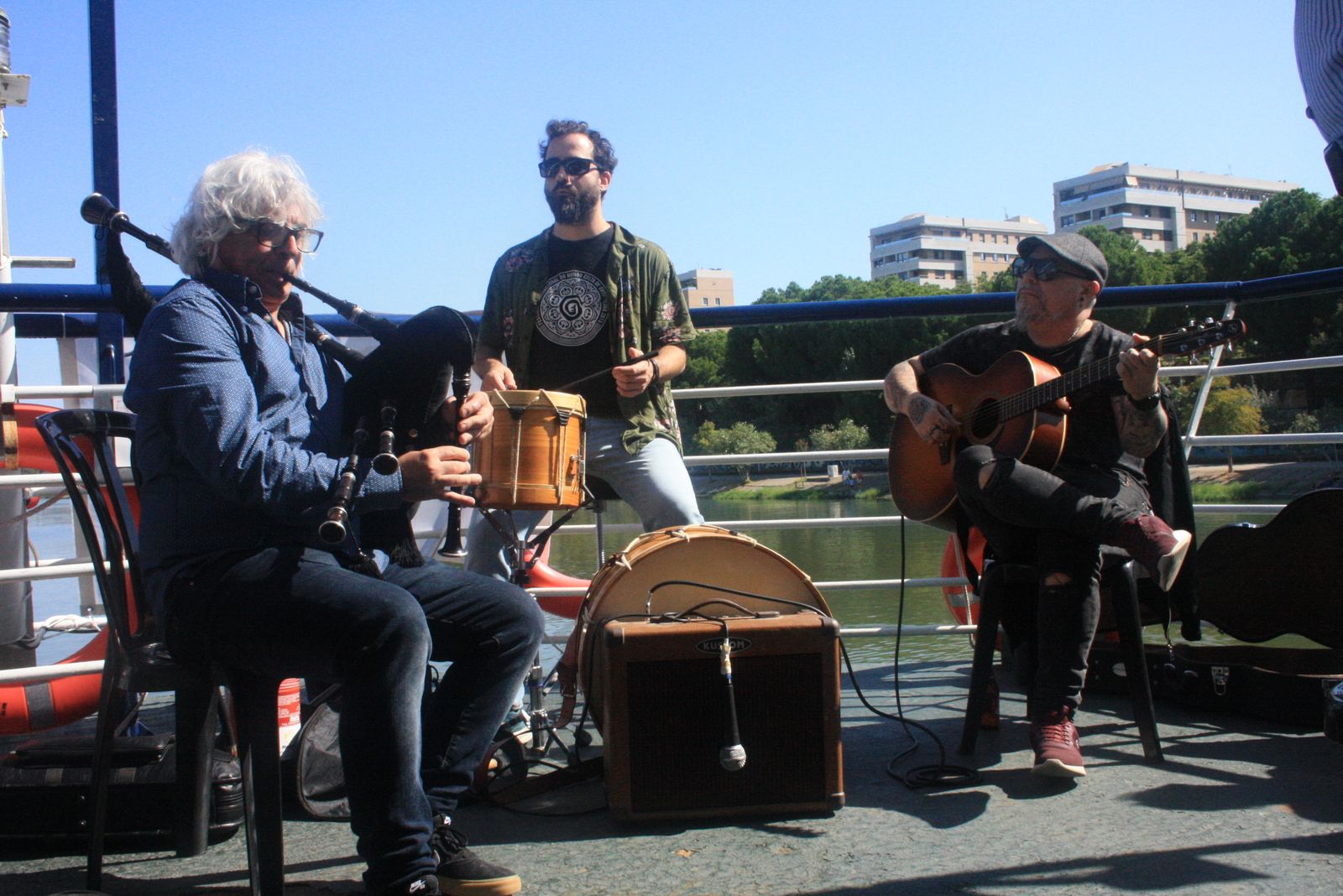 Grupo de música gallega en el paseo por el Guadalquivir en la 'XI Xuntaza'.