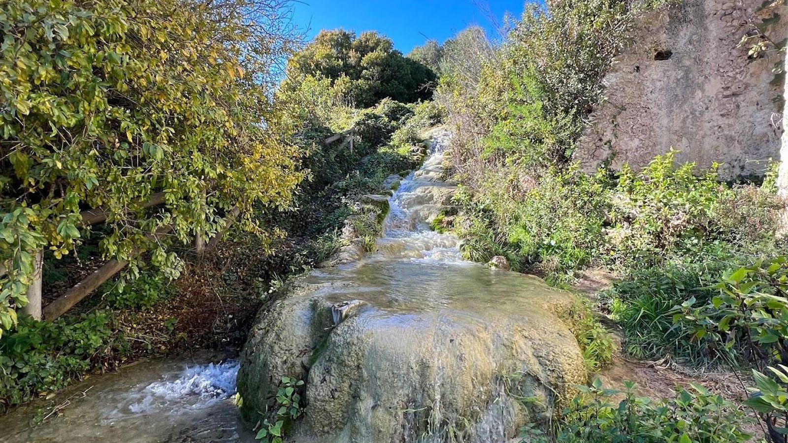 Sus molinos de agua, las vistas del entorno y sus cascadas hacen de esta ruta un lugar ideal para relajarse Sus molinos de agua, las vistas del entorno y sus cascadas hacen de esta ruta un lugar ideal para relajarse