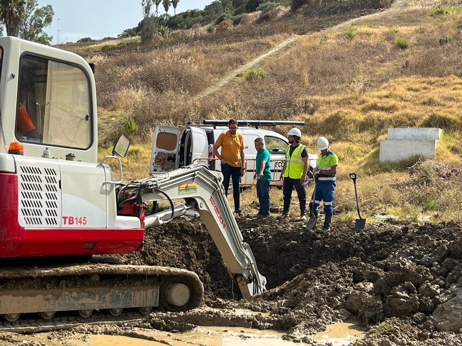 Reparación de una avería anterior por parte de los técnicos de Emalgesa.