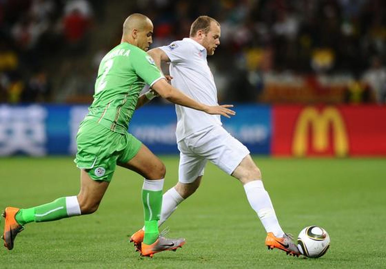 Inglaterra empata con Argelia en su segundo partido en el Grupo C. / AFP