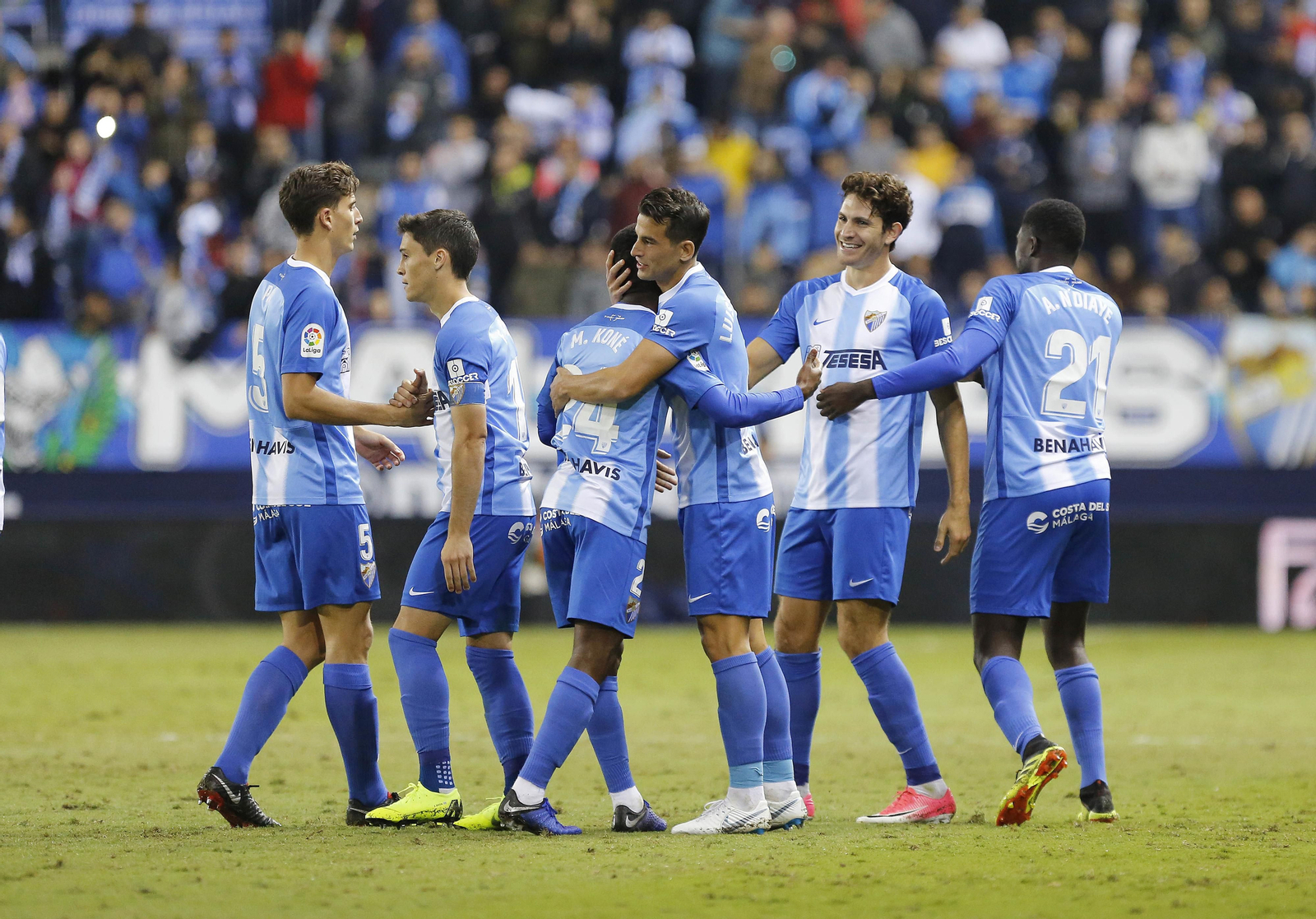Los jugadores del Málaga CF celebran un gol con Koné y Blanco Leschuk.