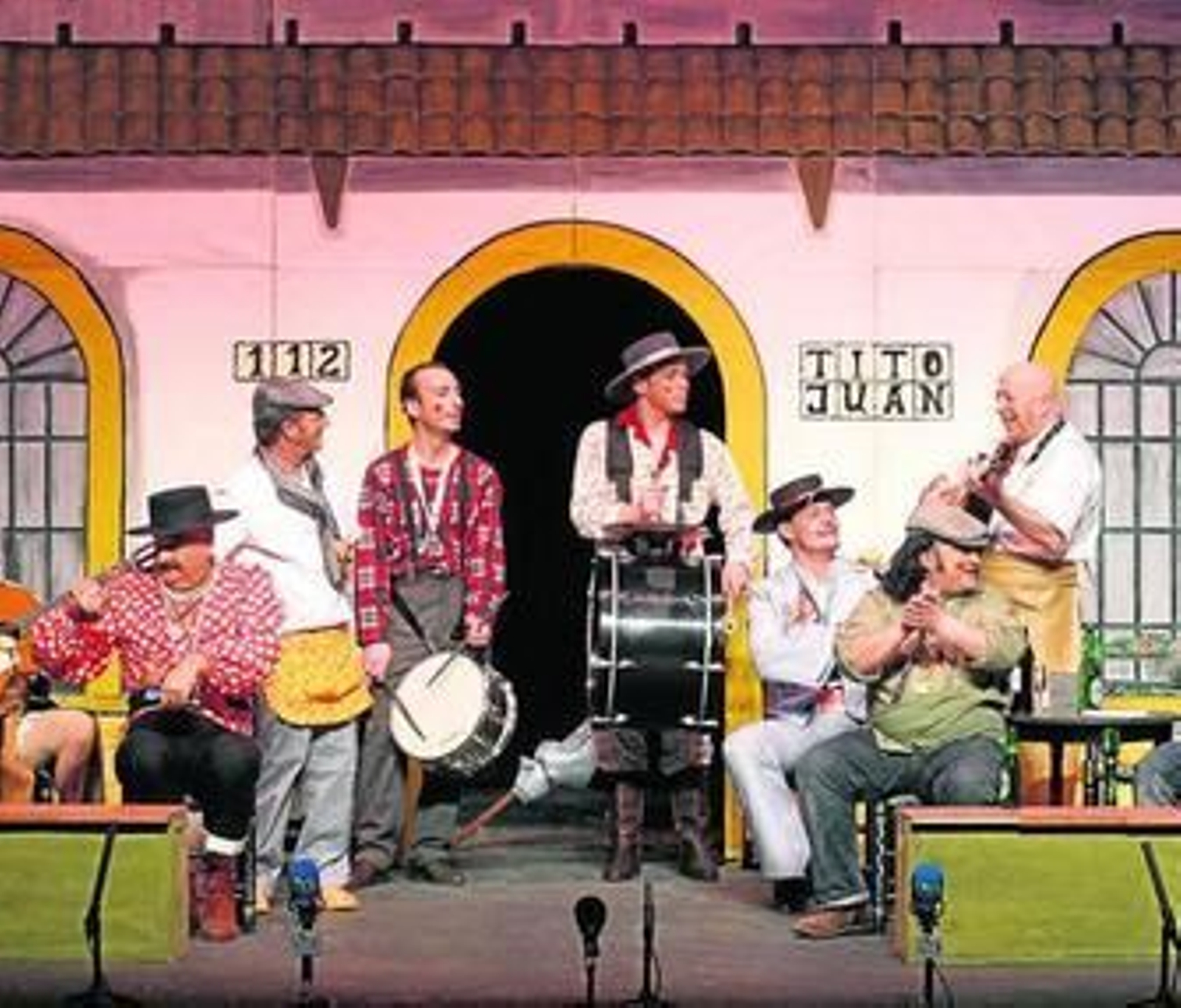 1. La murga Vetalengua 112... ¿quién dijo crisis?, de Huelva, durante su pase por el Gran Teatro. 2. La choquera mayor de 2009, Laura España, con algunas damas. 3. Niños disfrazados entre el público 4. Integrantes de la agrupación invitada, Carmela, de Punta. 5. La comparsa de Gibraleón,  La tormenta fue la primera en actuar en la quinta sesión carnavalera.