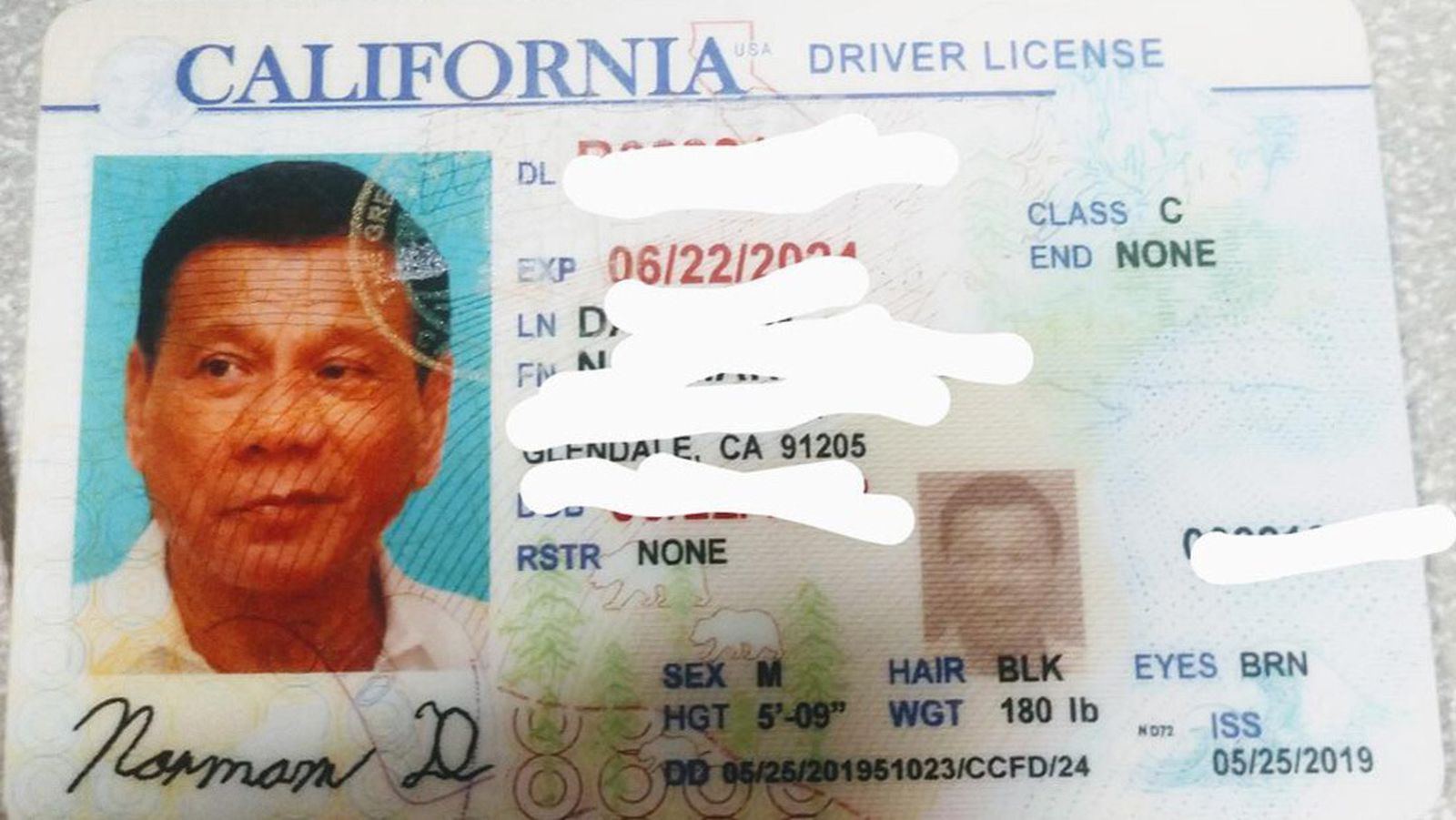 Pillan a un conductor con un carné de conducir falso con la foto de Duterte