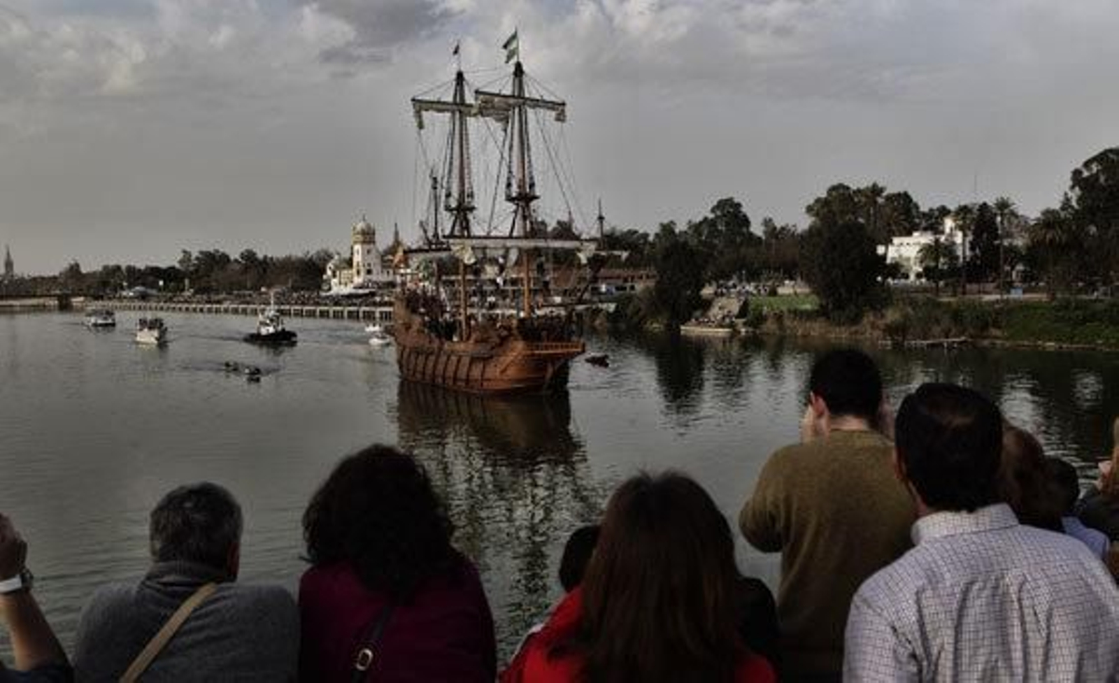 El galeón 'Andalucía', tras zarpar del Muelle de las Delicias.  Foto: Antonio Pizarro