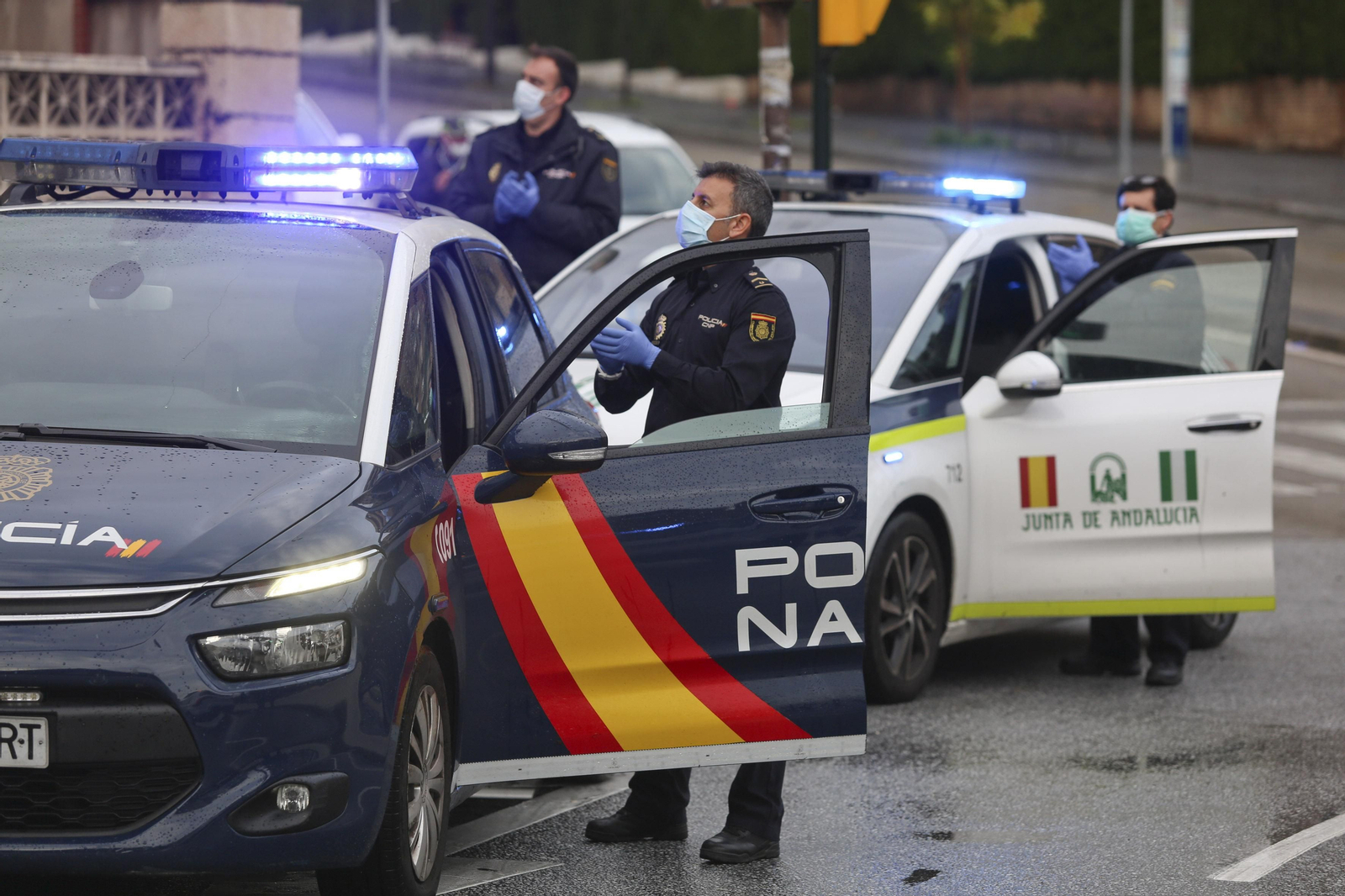 Coronavirus en Málaga: Aplausos que emocionan en el hospital Regional, en fotos