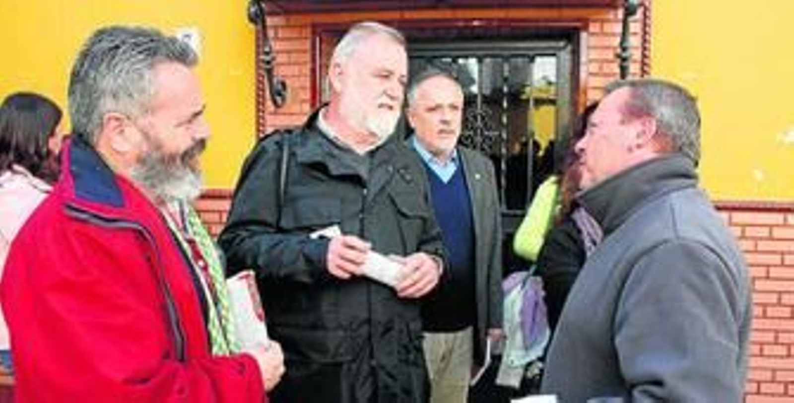 Rodrigo Torrijos charla con un vecino en la pasada campaña junto a Sánchez Gordillo y José Manuel García.