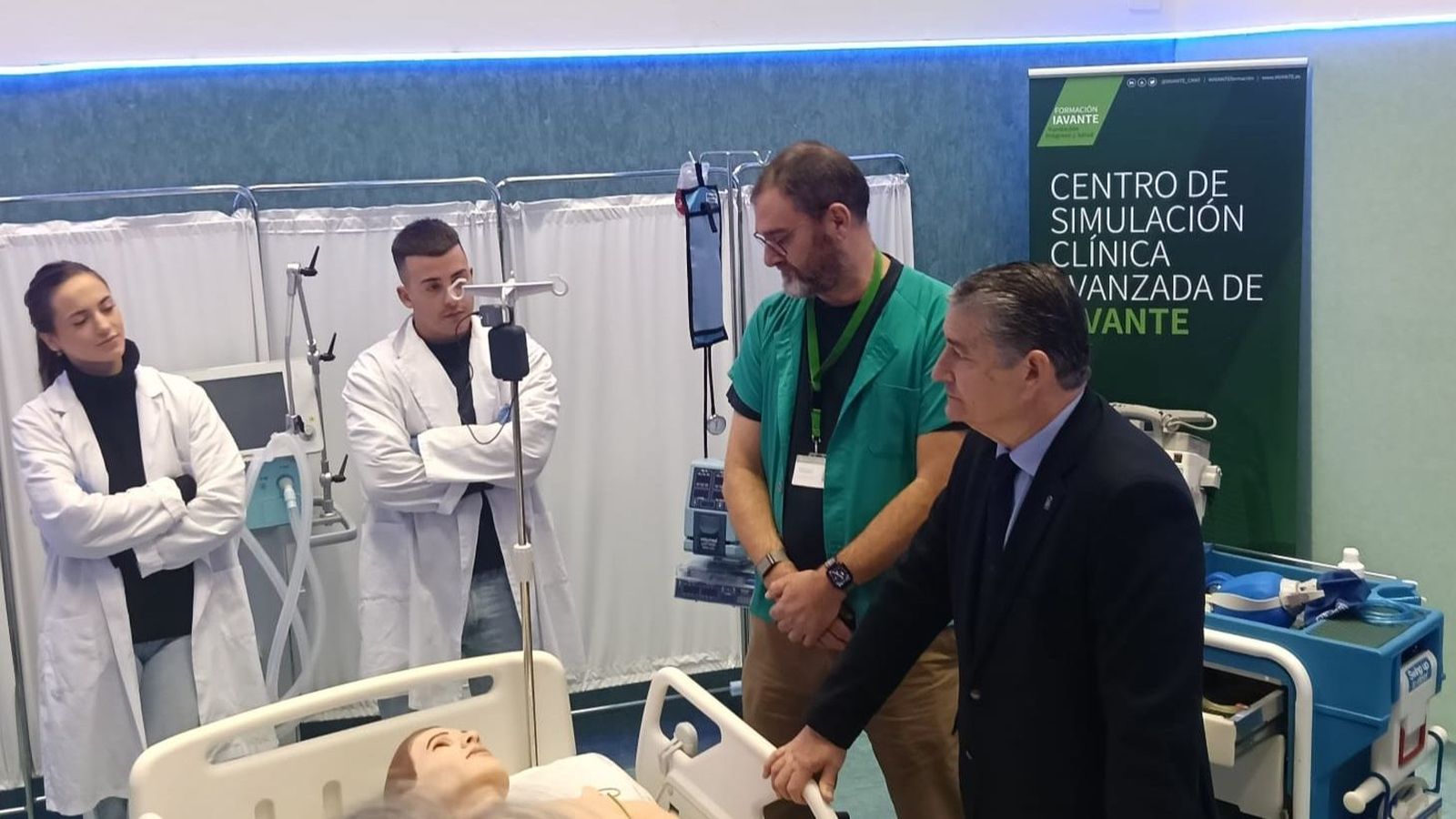 El inicio de las prácticas ha coincidido con la visita al Centro de Simulación Clínica Avanzada de IAVANTE del consejero Antonio Sanz