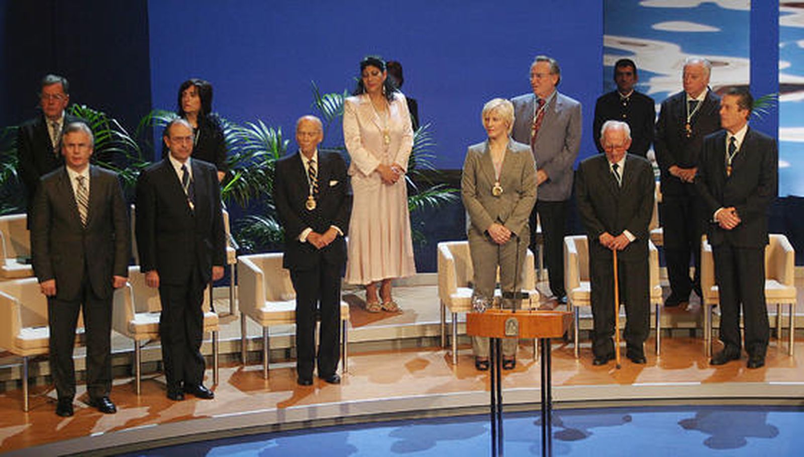 En la entrega de los galardones en la conmemoración del Día de Andalucía de 2008. Detrás de I a D: Juan Cuenca, Elvira Lindo, Manuel Carrasco, Manolo  Escobar y Tico Medina; delante de I a D: Baltasar Garzón, Guillermo Jiménez, Jaime Ybarra Llosent, Carmen Herrera, Francisco Girón y Federico Mayor Zaragoza (hijo predilecto).