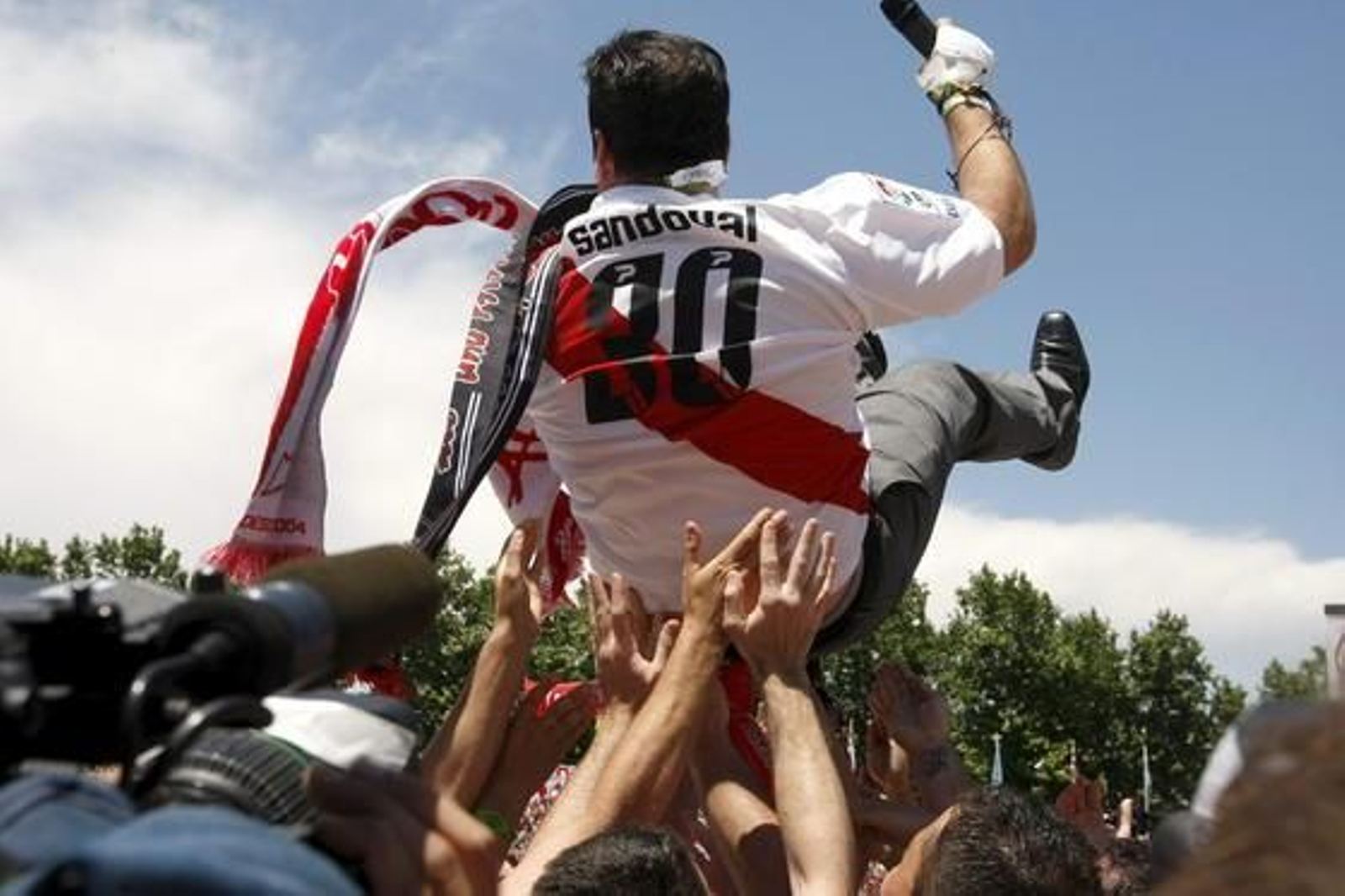 Los jugadores del Rayo mantearon al entrenador, José Ramón Sandoval, en la fiesta celebrada tras el encuentro ante los azulinos.

Foto: lof