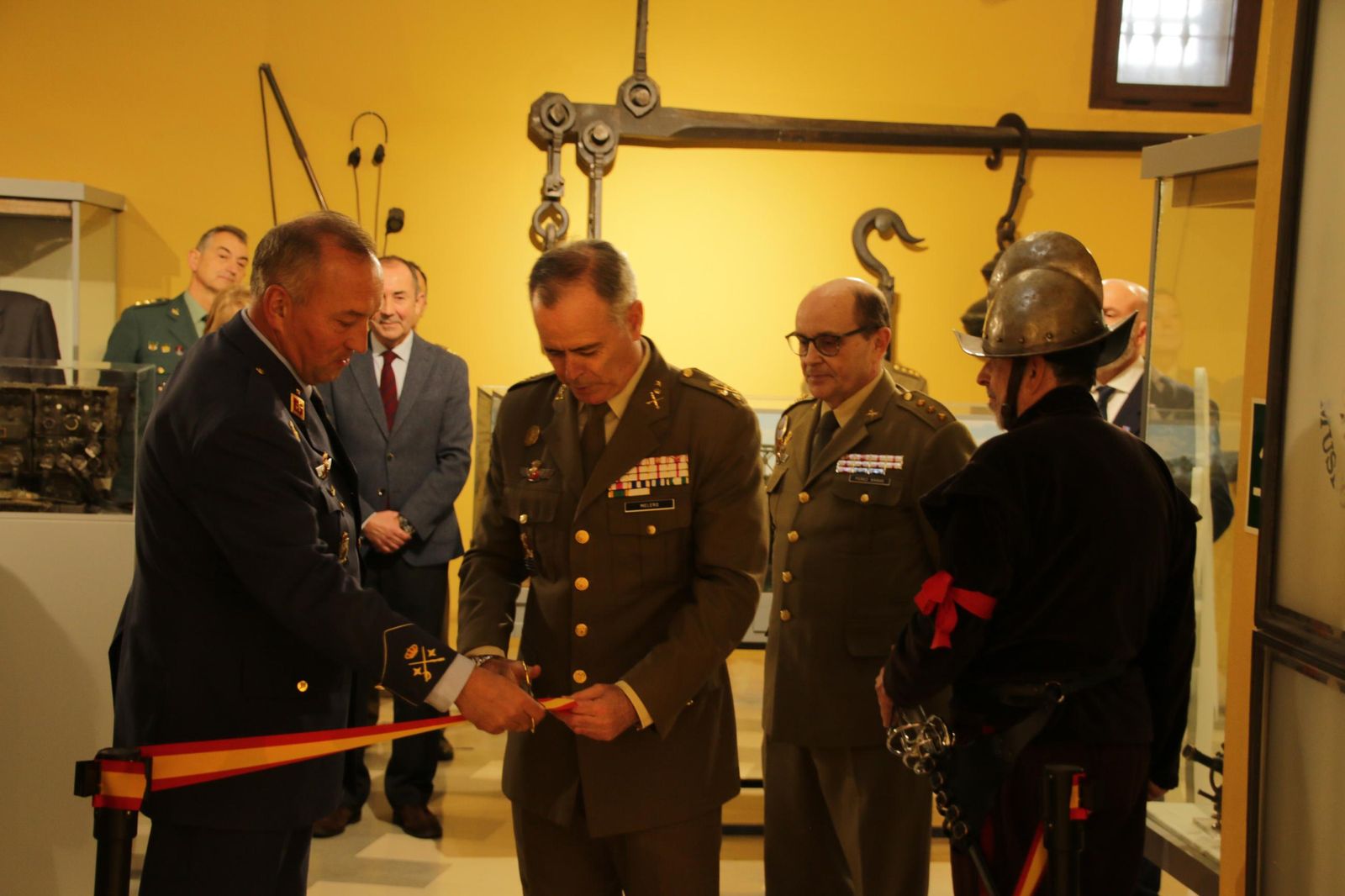 El teniente general Melero inaugura la exposición.