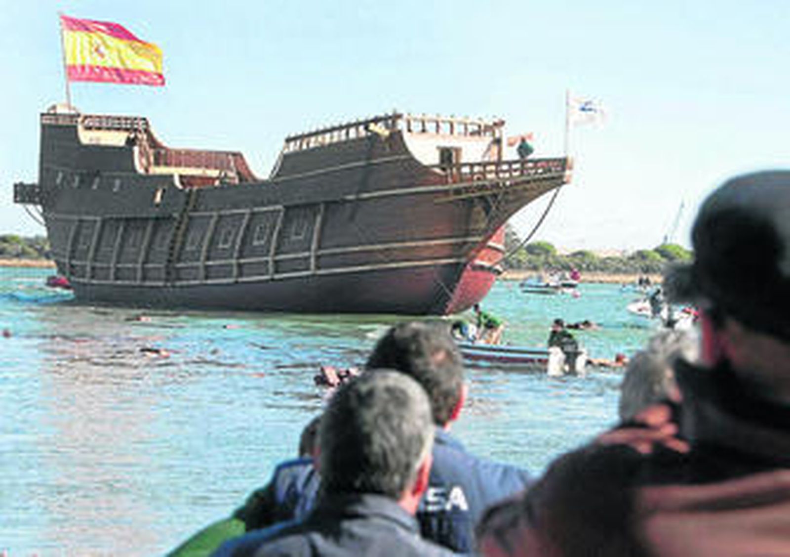 Juan Salas, Antonio Fernández y Santiago Herrero, ayer en Punta Umbría ante el galeón.