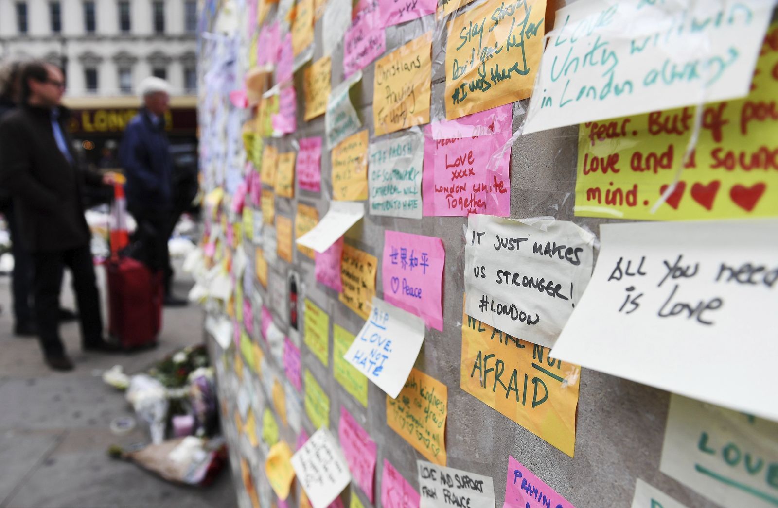 Mensajes de apoyo y condolencias dejados en un muro del Puente de Londres.
