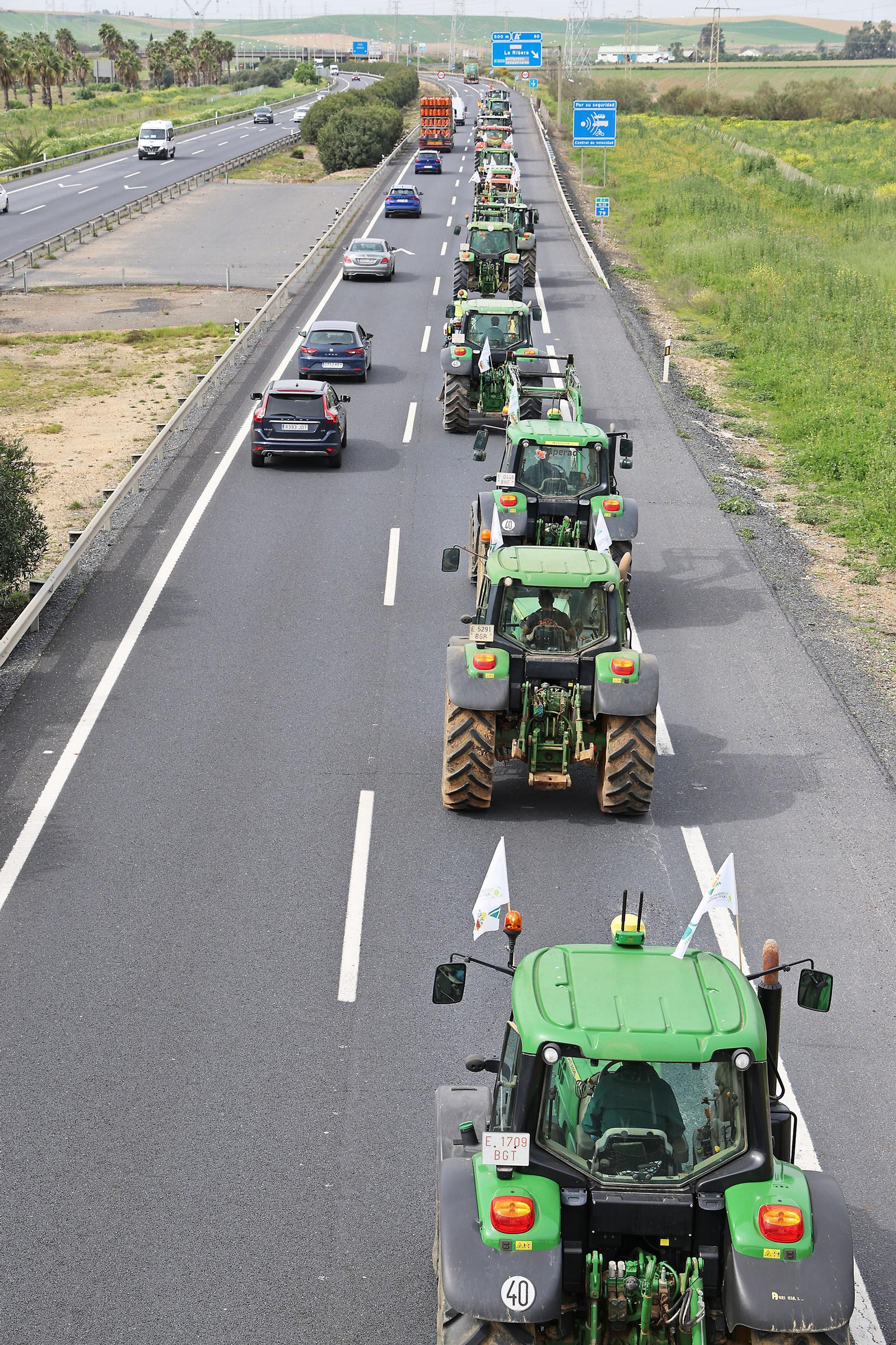 Imágenes de la multitudinaria tractorada de los agricultores en Huelva