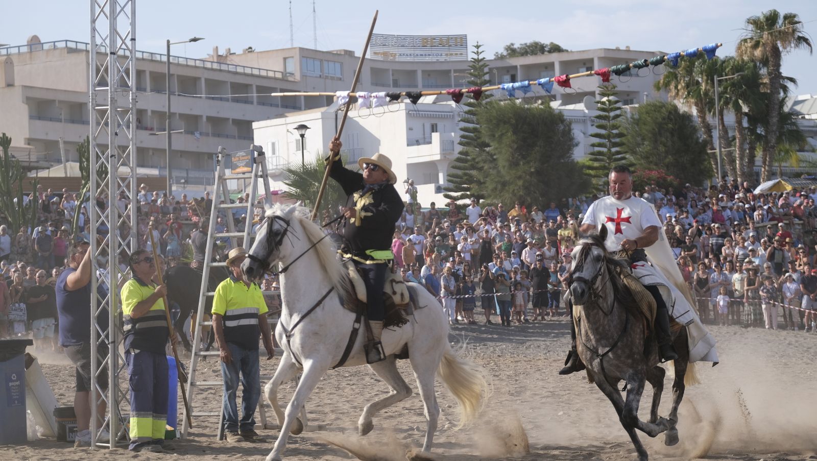 Imágenes de la carrera de cintas a caballo en las Fiestas de Moros y Cristianos de Mojácar