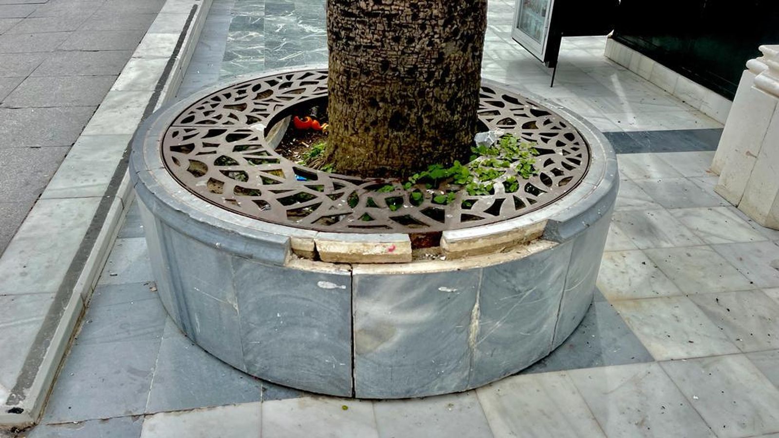 Desperfectos en la plaza denunciados por el PP.