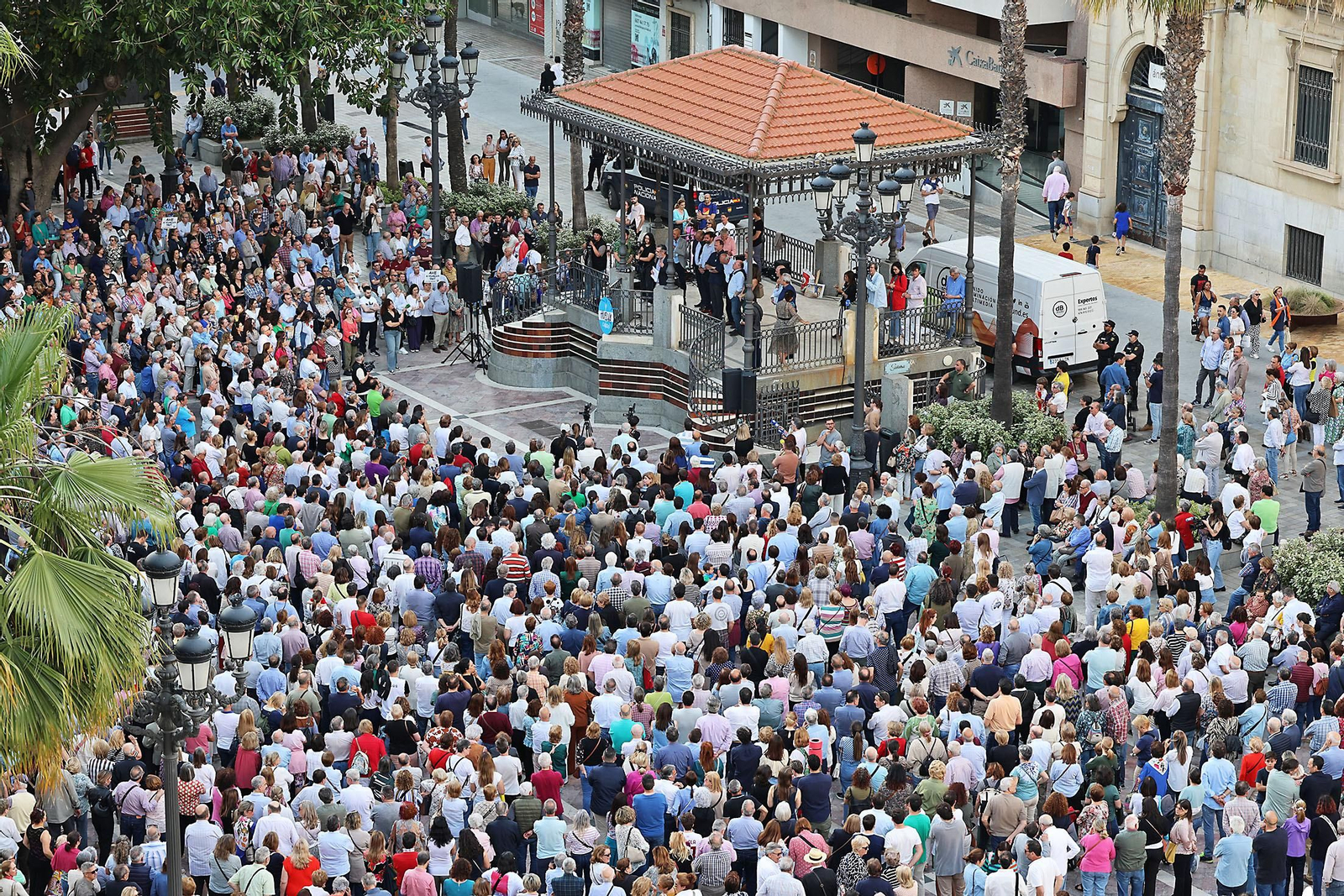 Imágenes de la concentración por las infraestructuras para Huelva