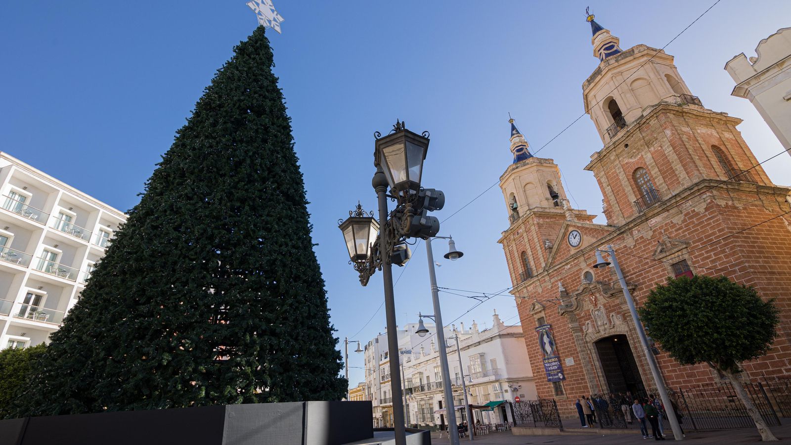 Árbol de Navidad instalado en la plaza de la Iglesia.