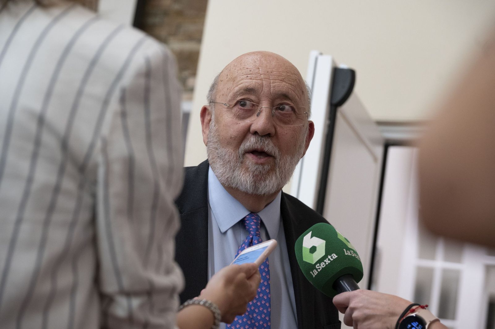 José Félix Tezanos, presidente del CIS, realiza declaraciones a los periodistas