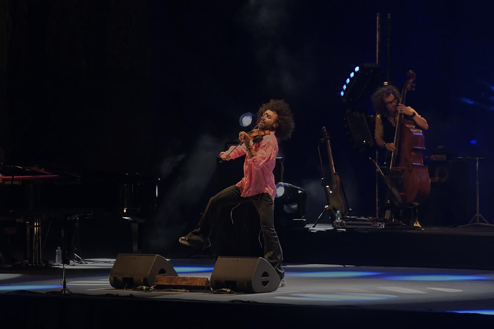 El violín de Ara Malikian suena bajo la lluvia en Granada
