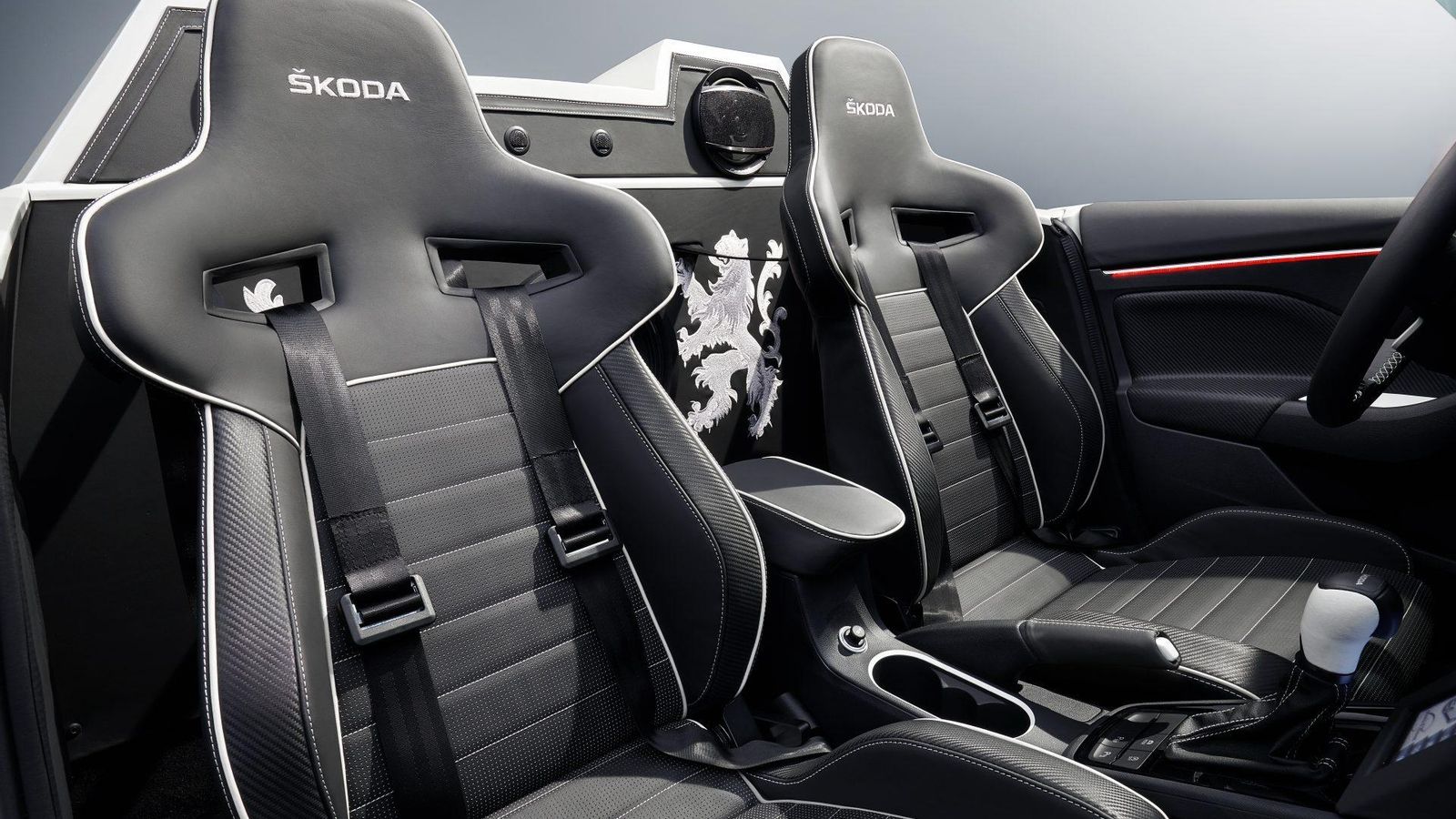 Dos leones rampantes enmarcan los altavoces del equipo de sonido en el tabique de separación con el maletero, donde se sitúan dos patinetes eléctricos.