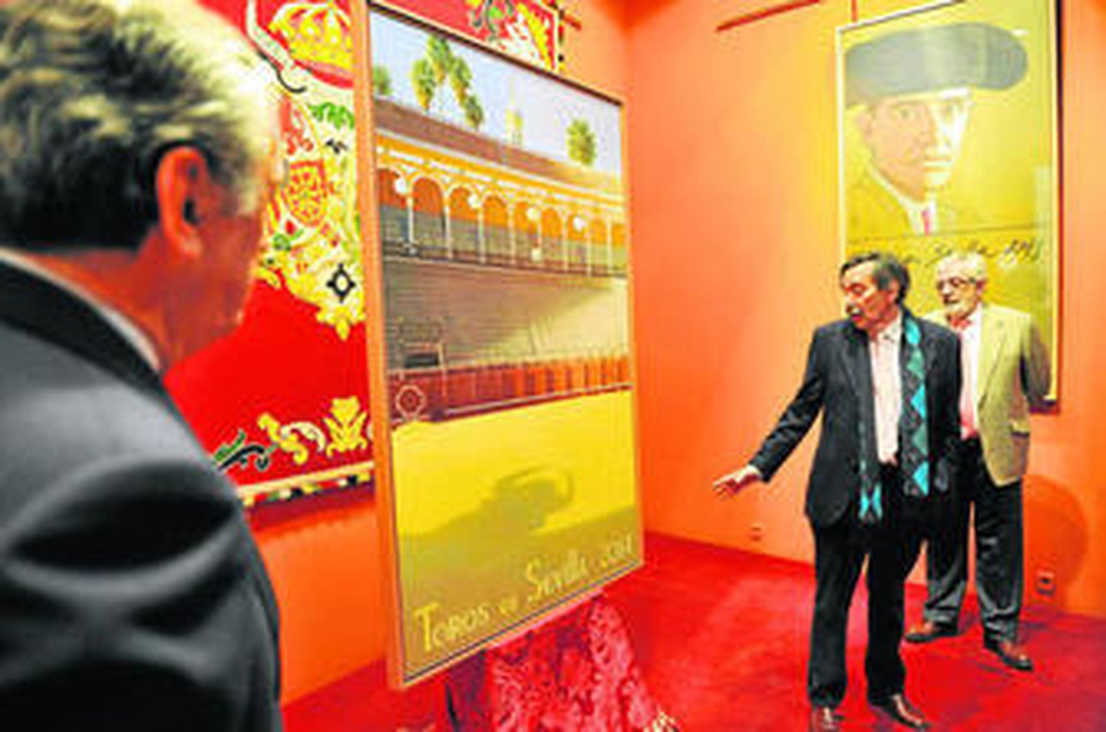 Fernando Martín explica, ante Javier Benjumea y Eduardo Canorea, la obra de Guillermo Muñoz Vera.