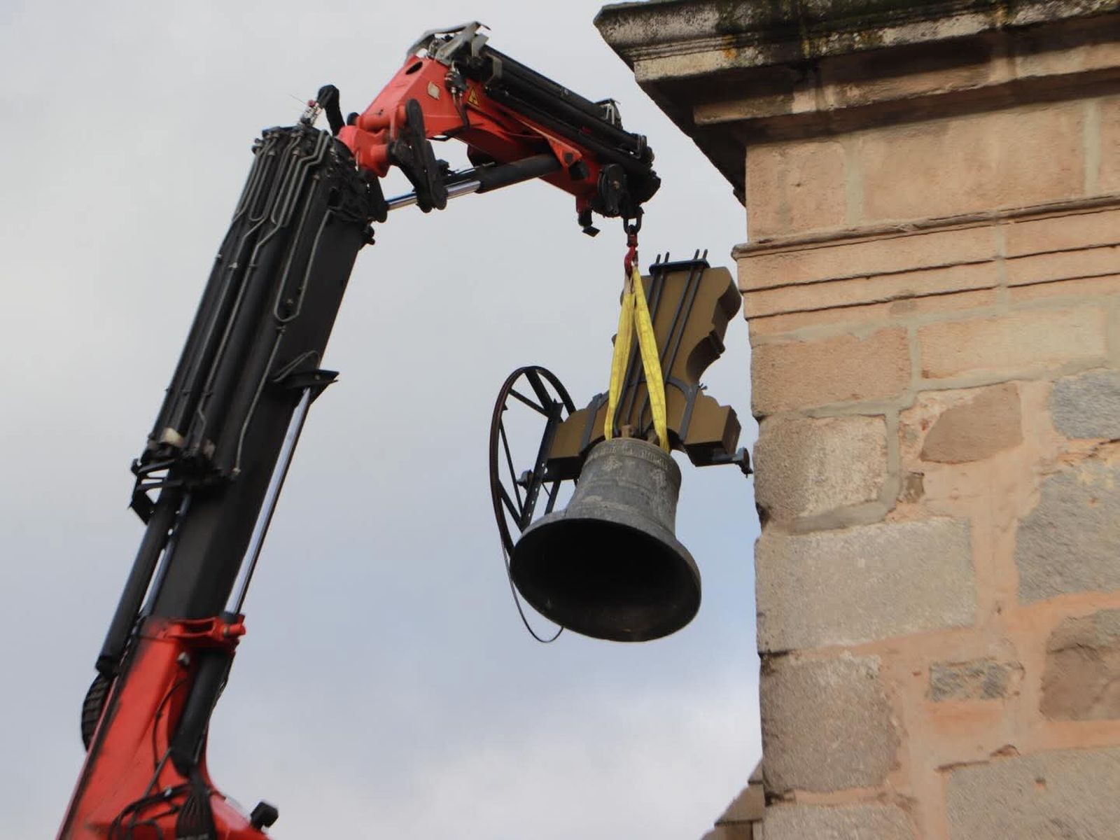 Retirada una campaña de la Catedral de la Sierra de Hinojosa del Duque para su restauración