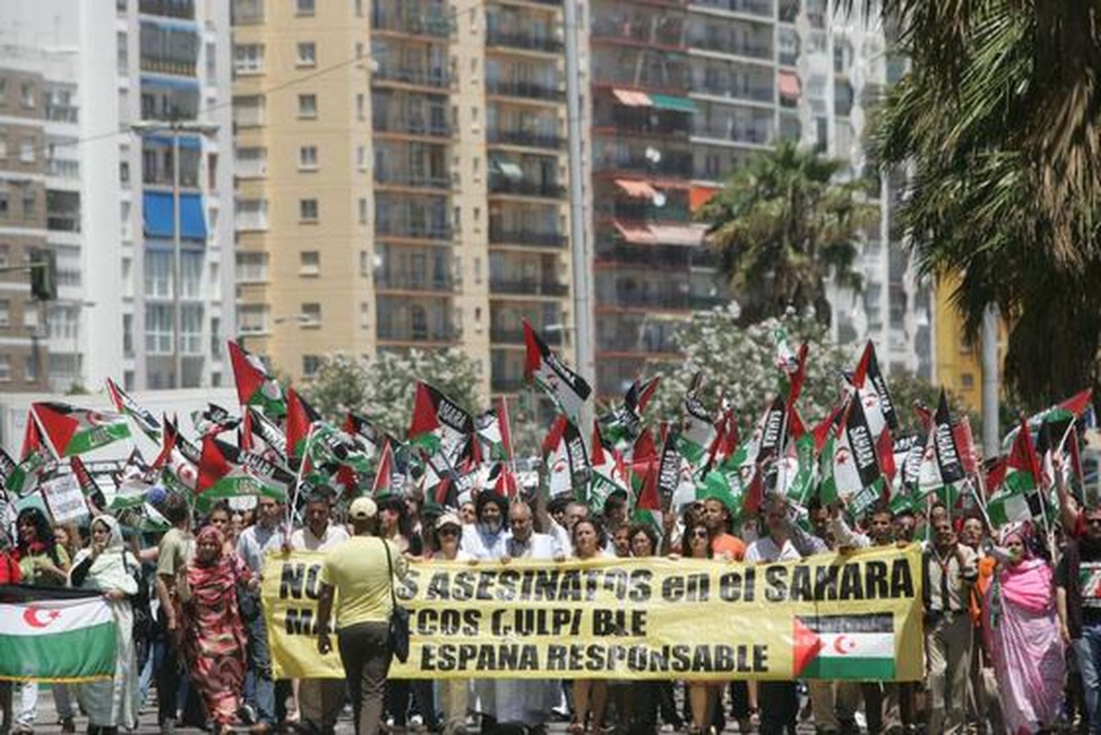 Unas 200 personas reclaman el Sahara libre antes el Consulado de Marruecos donde les responden unos 30 marroquíes gritando y besando la bandera de su país./Fotos:J.M.Quiñones

Foto: J.M.Q.