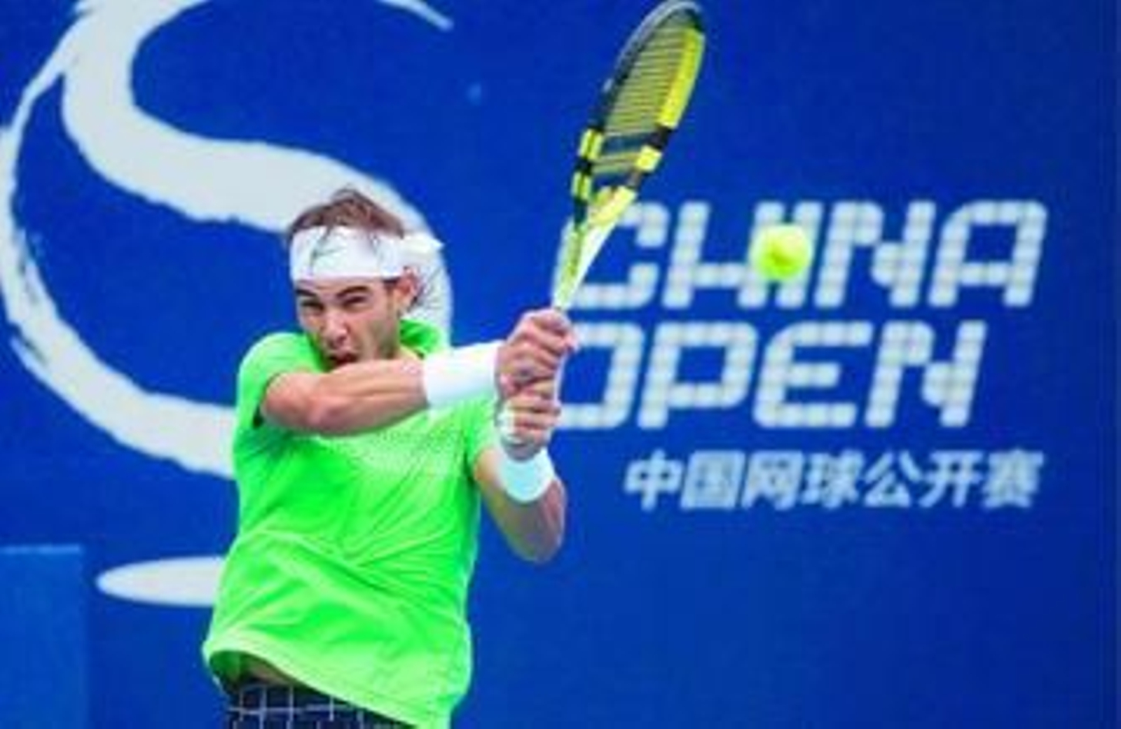 Rafael Nadal realiza un golpe desde el fondo de la pista durante el encuentro ante Cilic.