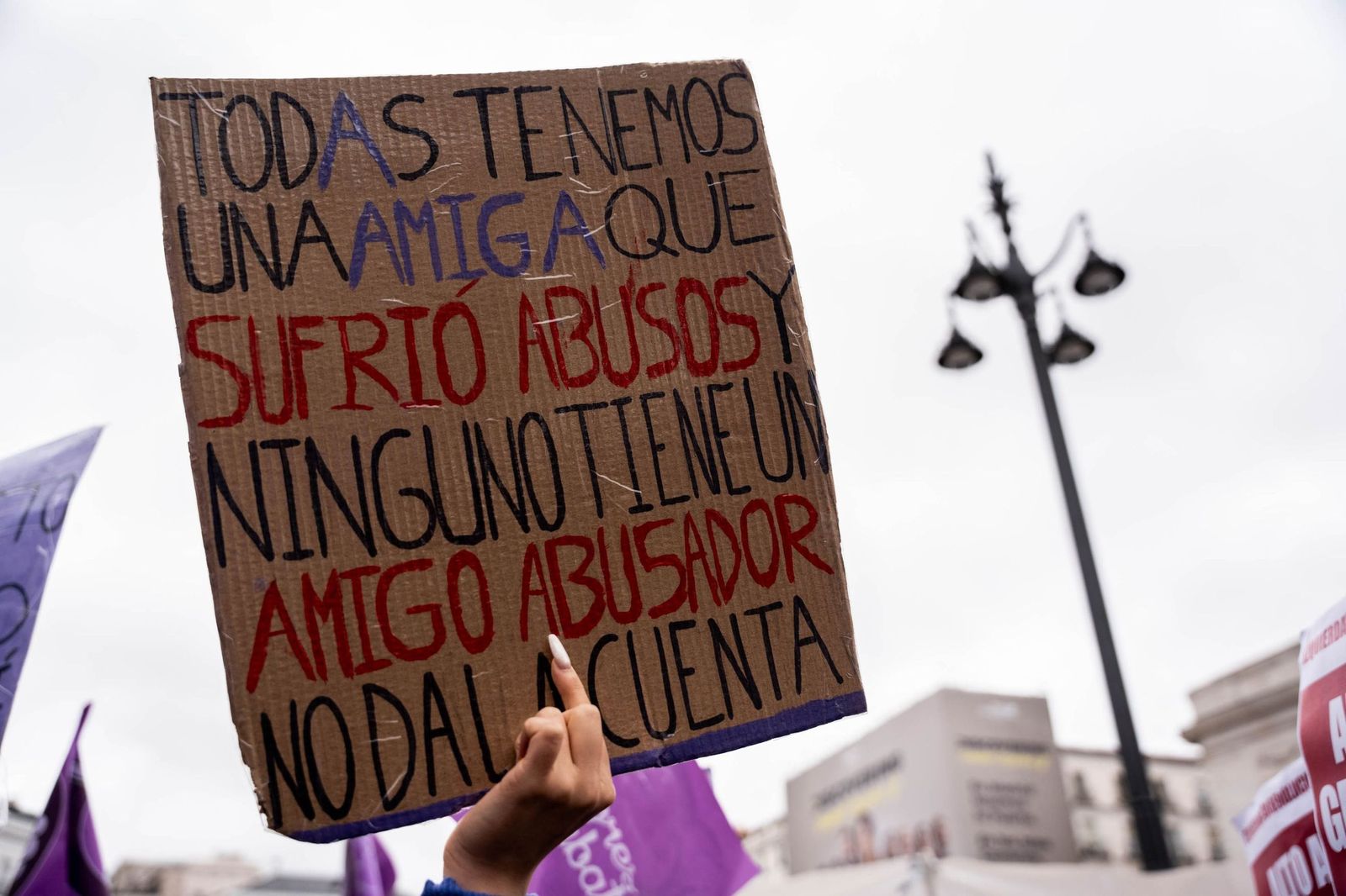 Pancarta contra los abusos sexuales en una manifestación del 8M.