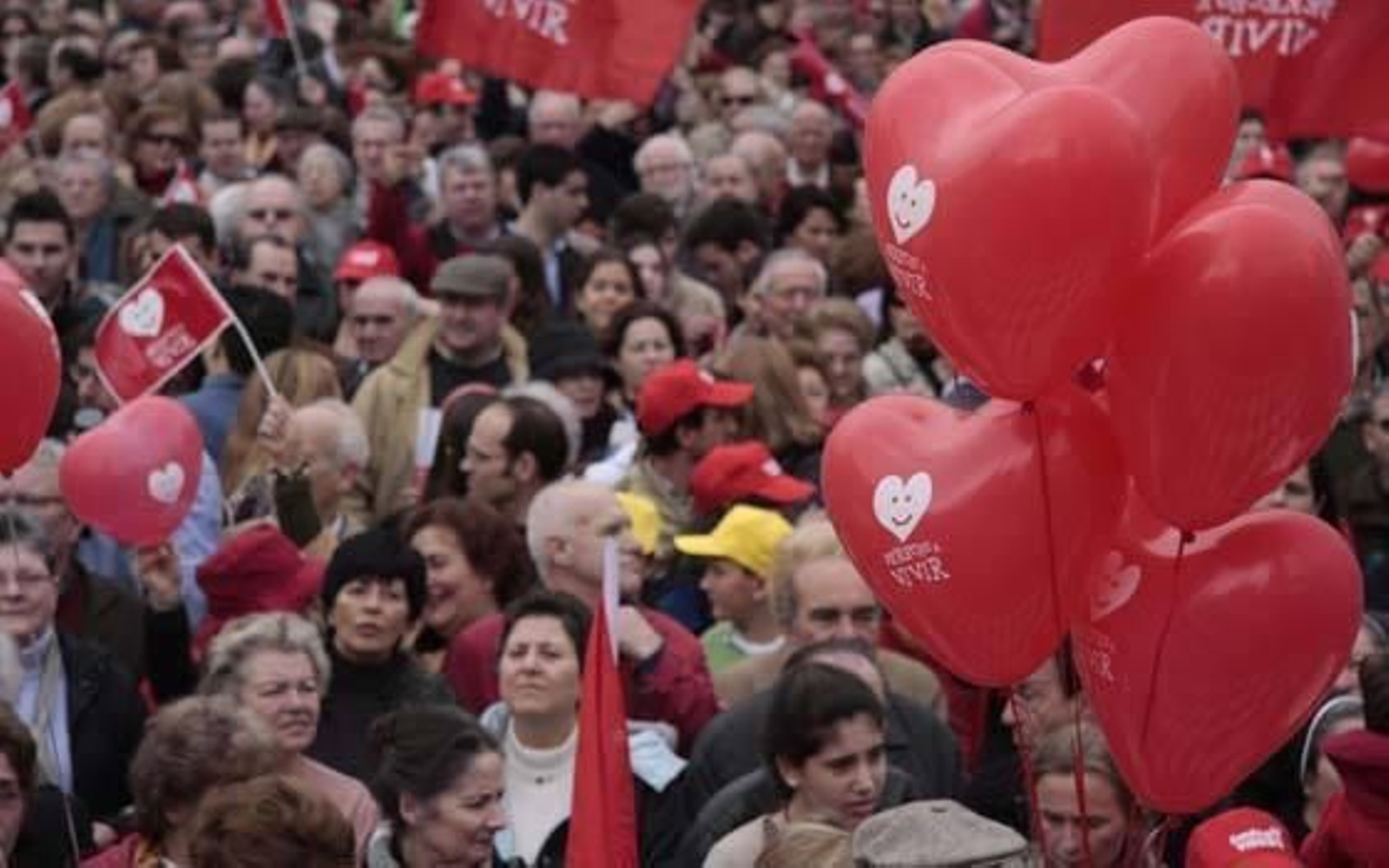 Unas 15.000 personas, según cifras oficiales, se congregaron en la Plaza Nueva para protestar contra el aborto.   Foto: Victoria Hidalgo