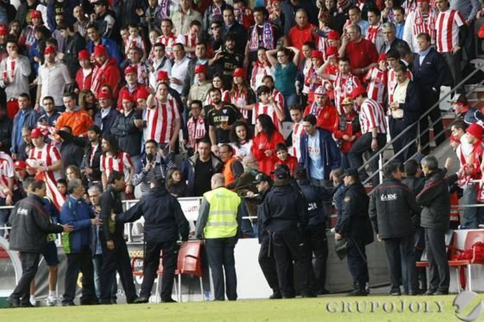 El banquillo del Cádiz explotó con el tercer gol del Lugo y Jose acabó siendo expulsado. 

Foto: LOF
