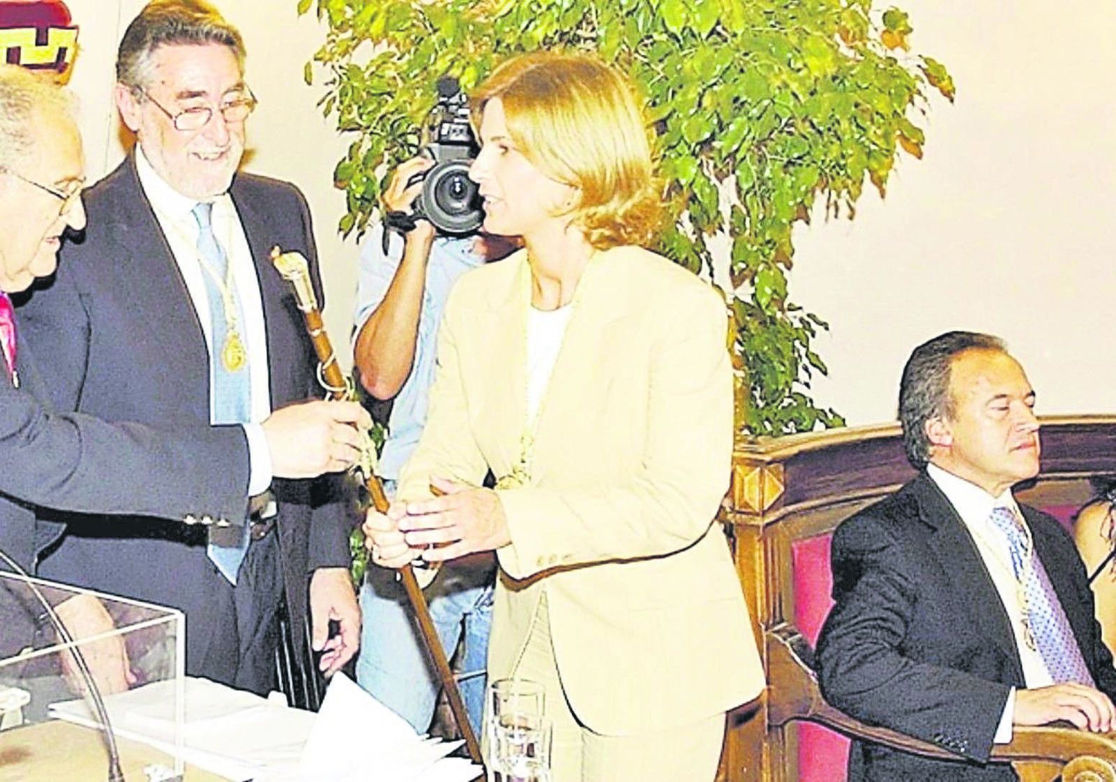 hMaría José García-Pelayo,  primera alcaldesa de la historia de Jerez, recibiendo el bastón de mando de la ciudad en junio de 2003.
