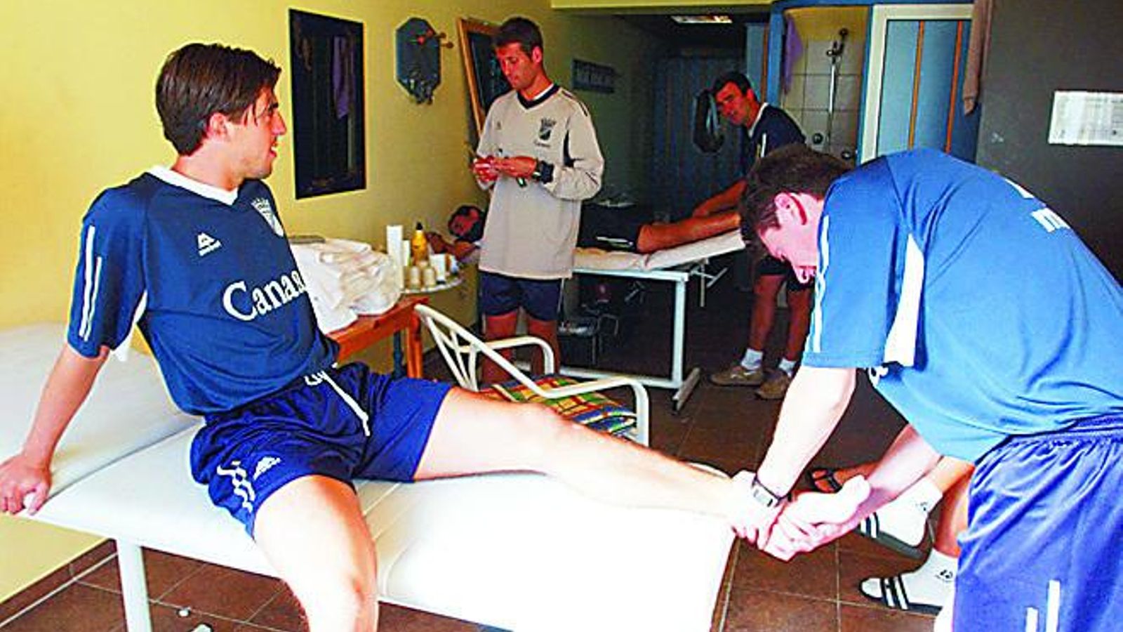 Salvador Castillo atiende a José María Mena. Salvador Castillo atiende a José María Mena.