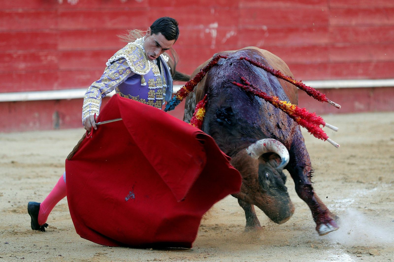 Paco Ureña, en un muletazo a su primer toro, ayer, en Valencia, donde salió a hombros.